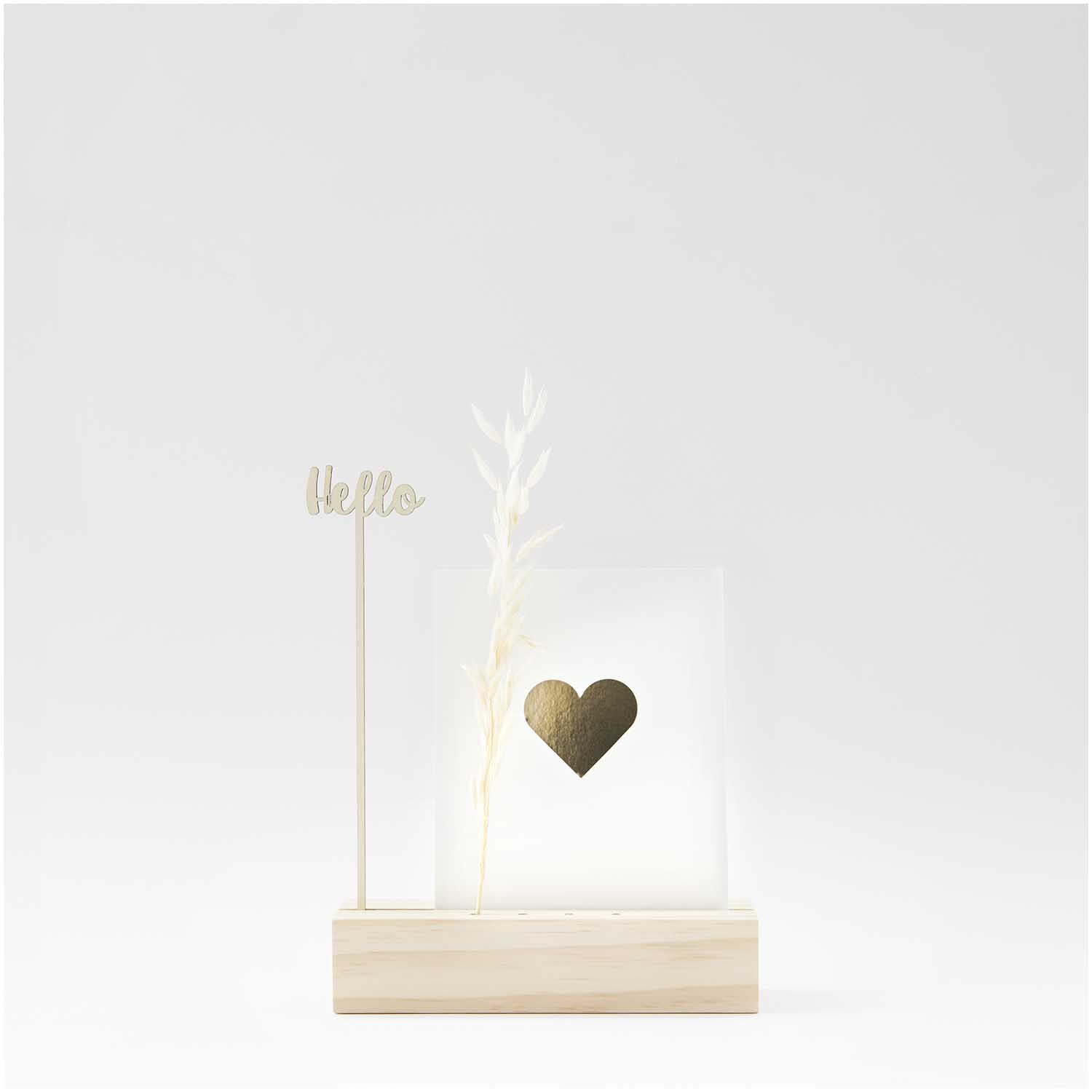 Holzständer für Metallringe 18x5x4cm, naturfarben, mit dekorativem Herzmotiv und "Hello"-Schriftzug. Ideal für stilvolle Präsentationen.