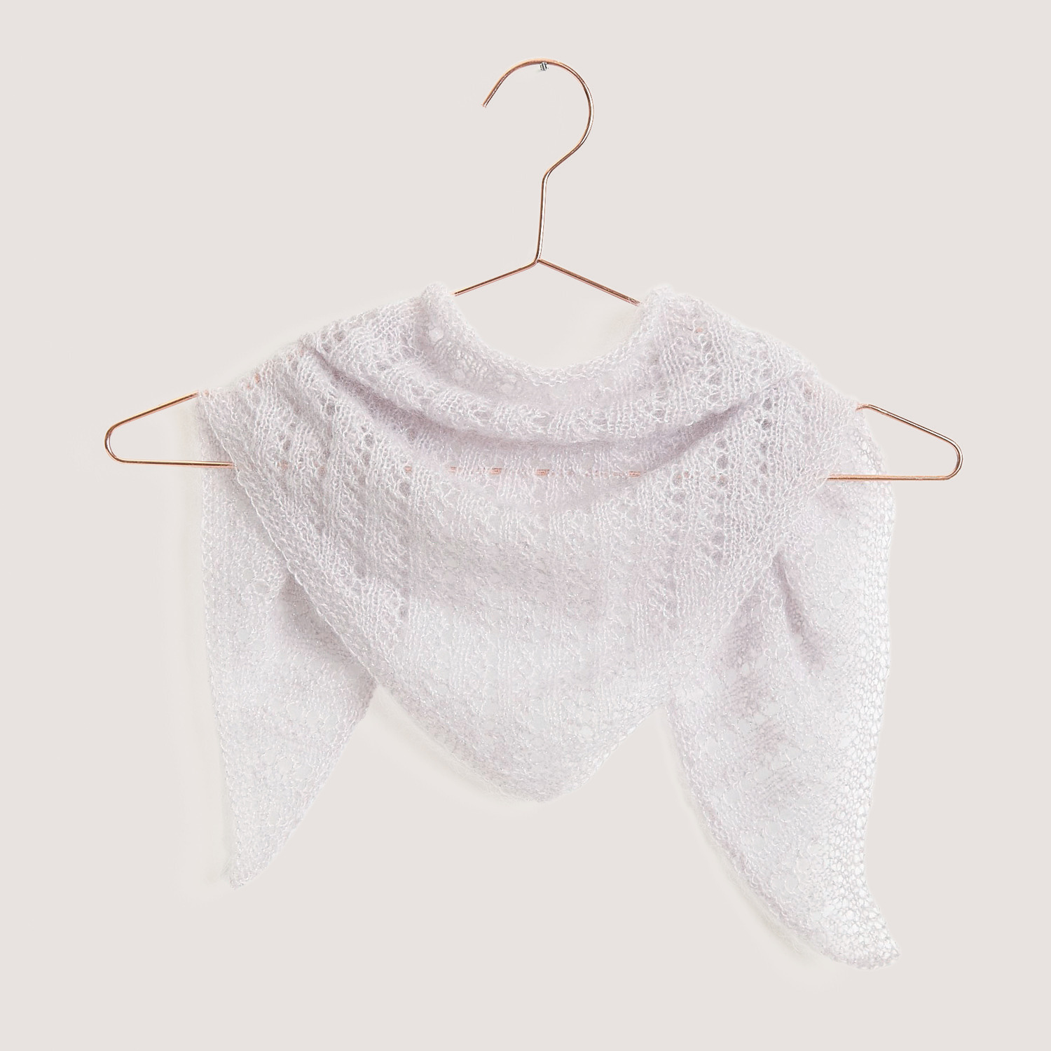 Essentials Super Kid Mohair Loves Silk Glamorous Glitter 25g 190m Couleur Lilas from Rico Design Essentials Super Kid Mohair Loves Silk Glamorous Glitter: Fliederfarbenes Tuch aus feinem Garn, elegant drapiert auf einem Kleiderbügel.