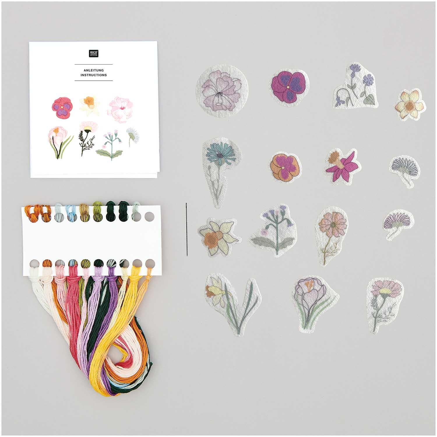 Stick and Stitch Kit de broderie Fleurs de printemps dessinées 15 pièces from Rico Design Stick and Stitch Stickpackung Frühlingsblumen mit 15 vorgezeichneten Motiven und bunten Garnen von Rico Design auf grauem Hintergrund.