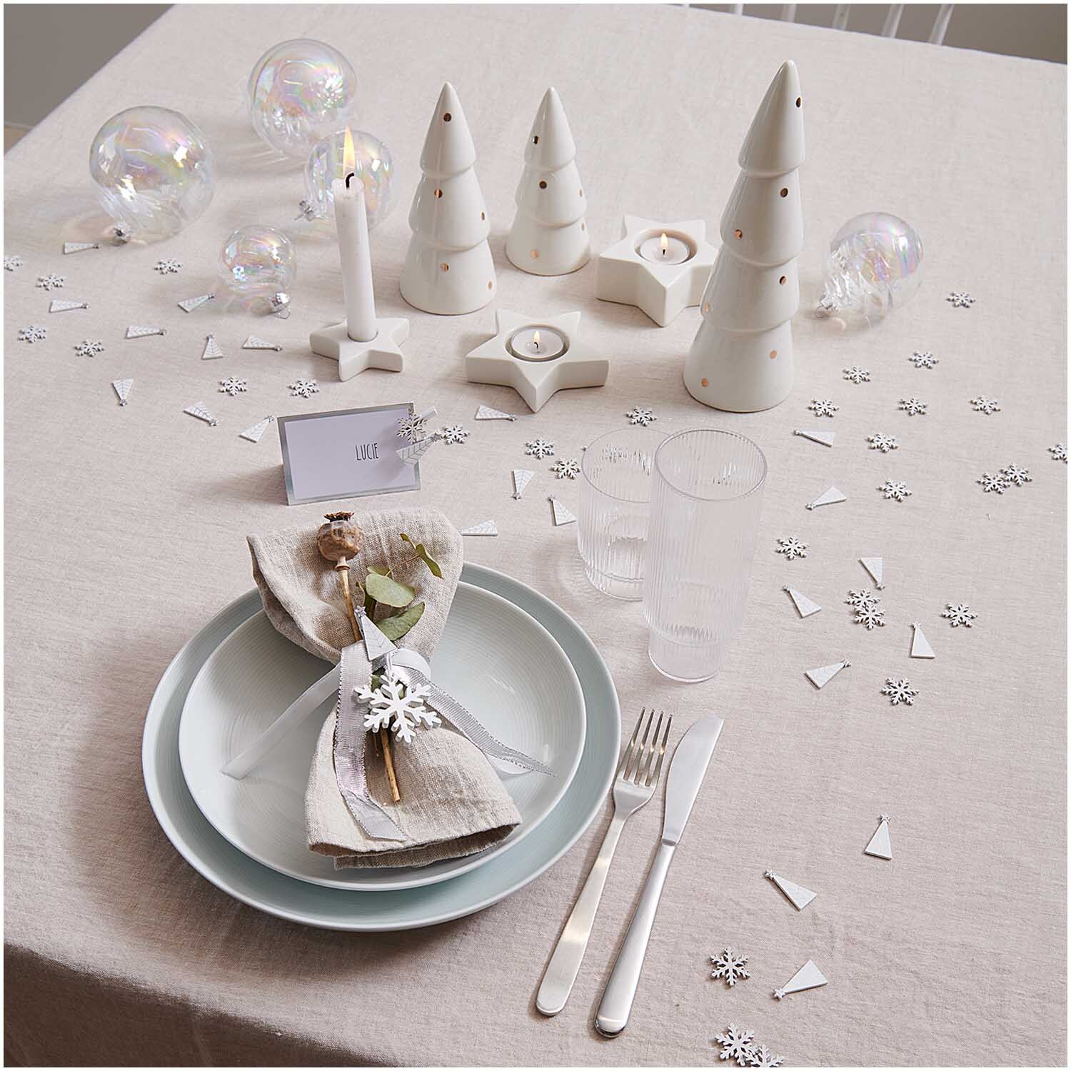 Dekoklammern Schneeflocke weiß 3cm 8 Stück von Rico Design Dekoklammern Schneeflocke weiß 3cm 8 Stück auf festlich gedecktem Tisch mit weißen Deko-Elementen und Geschirr.