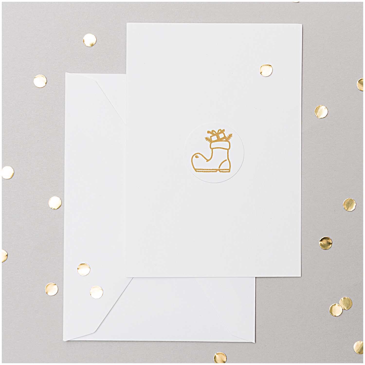 Paper Poetry Kartenset Basic weiß A7/C7 30-teilig von Rico Design Paper Poetry Kartenset Basic weiß A7/C7, 30-teilig, von Rico Design. Elegante weiße Karten mit goldenen Akzenten auf grauem Hintergrund.