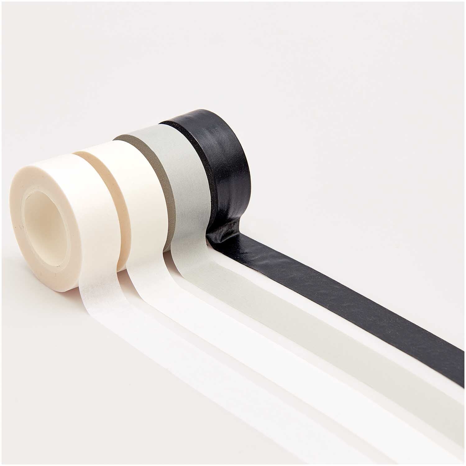 Paper Poetry Tape Set schwarz-weiß 15mm 10m 4-teilig von Rico Design Paper Poetry Tape Set schwarz-weiß 15mm 10m, 4-teilig, zeigt vier Rollen Klebeband in neutralen Tönen.