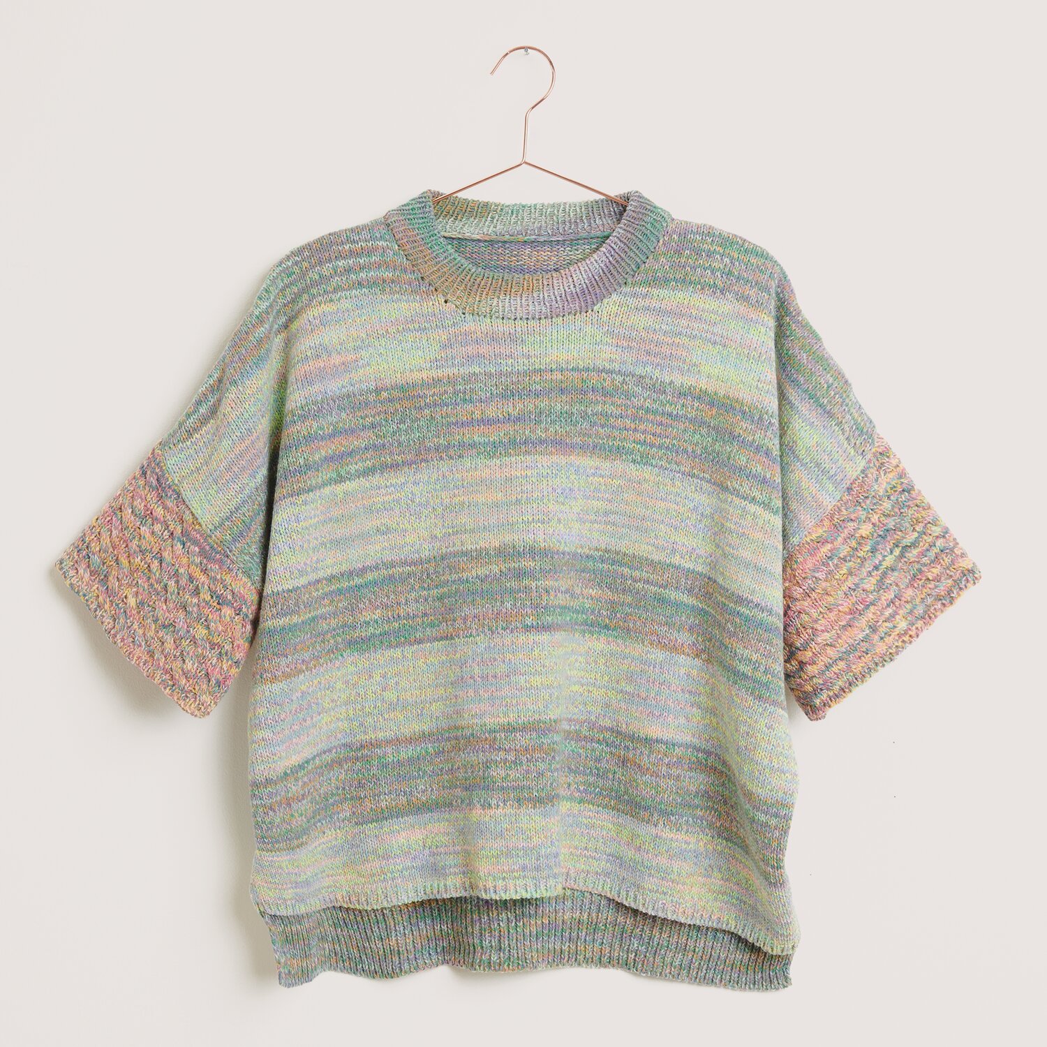 Creative Summer Sprinkles 100g 320m Farbe Summer Vibes von Rico Design Strickset Pullover Modell 07 aus Made by Me Nr. 18, pastellfarbener Pullover mit kurzen Ärmeln, gestrickt aus Creative Summer Sprinkles Garn.