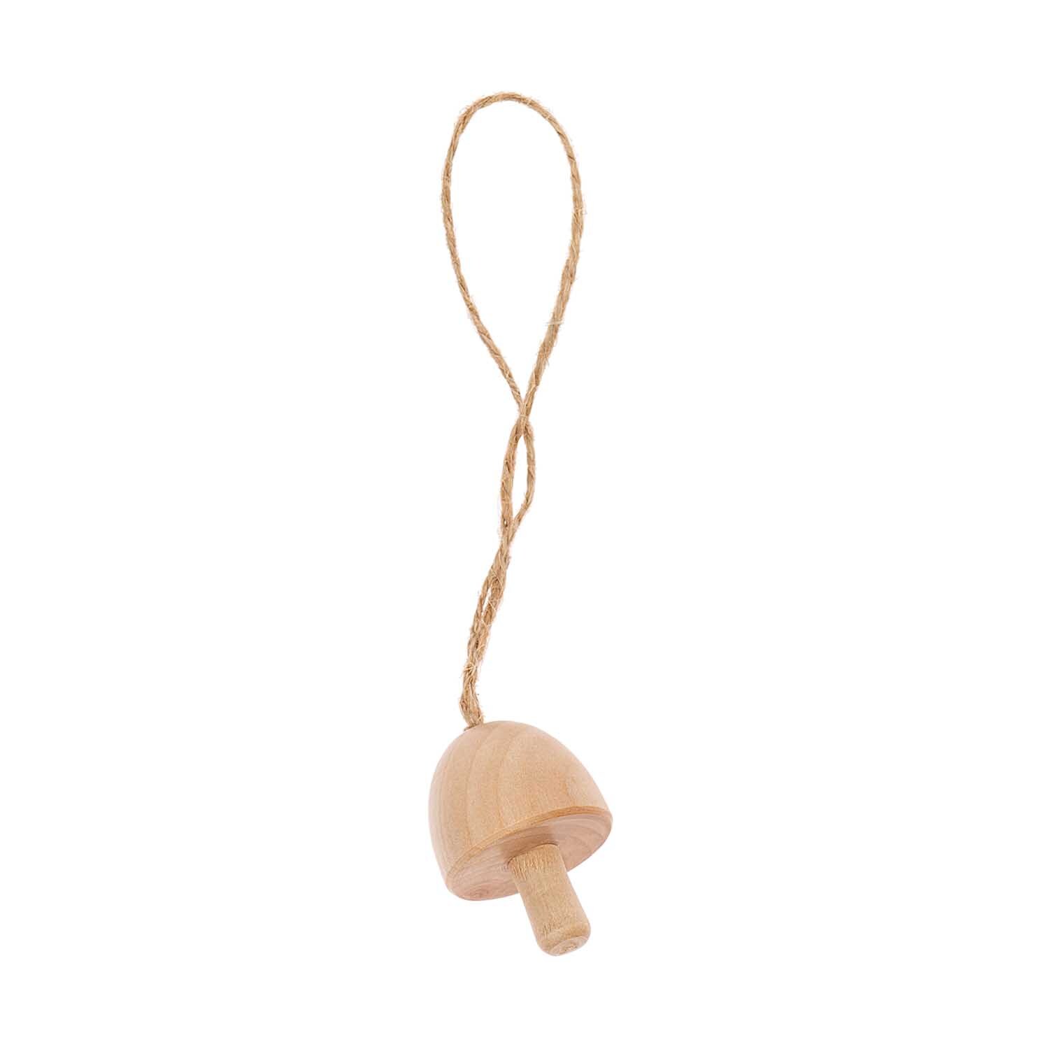 Holzanhänger Pilz klein natur von Rico Design, zeigt einen braunen Pilzanhänger mit Schlaufe.