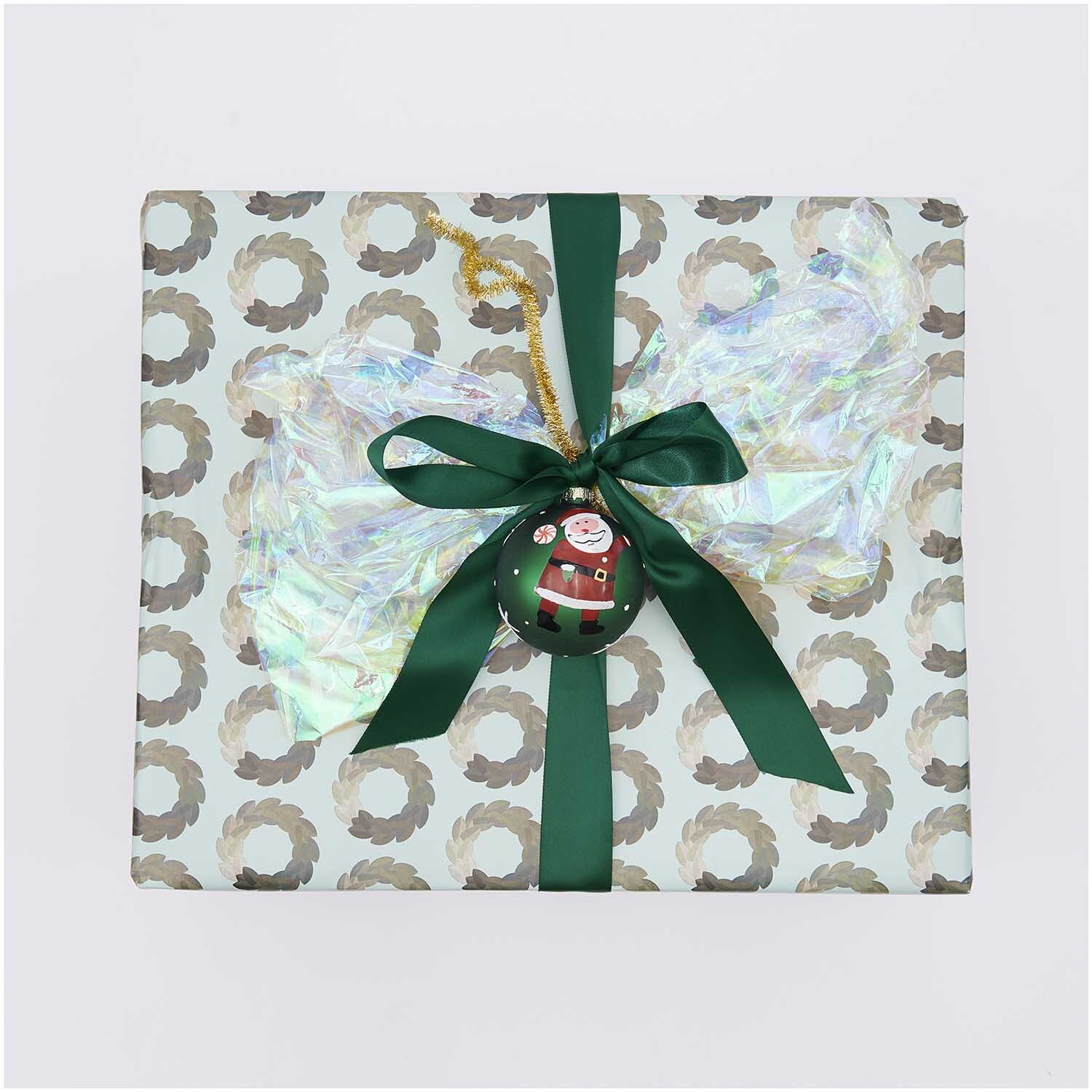 Paper Poetry Satinband 38mm 3m Farbe Tannengrün von Rico Design Paper Poetry Satinband 38mm 3m in festlichem Geschenkdesign mit tannengrünem Band und Weihnachtsmotiv. Ideal für kreative Verpackungen.