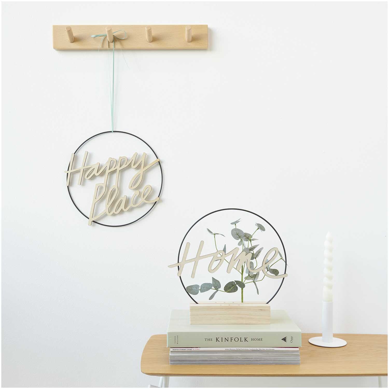Holzschriftzug magnetisch "Home" 28x9cm von Rico Design Holzschriftzug magnetisch "Home" 28x9cm von Rico Design, dekorativ auf einem Tisch mit Pflanzen und Büchern arrangiert.