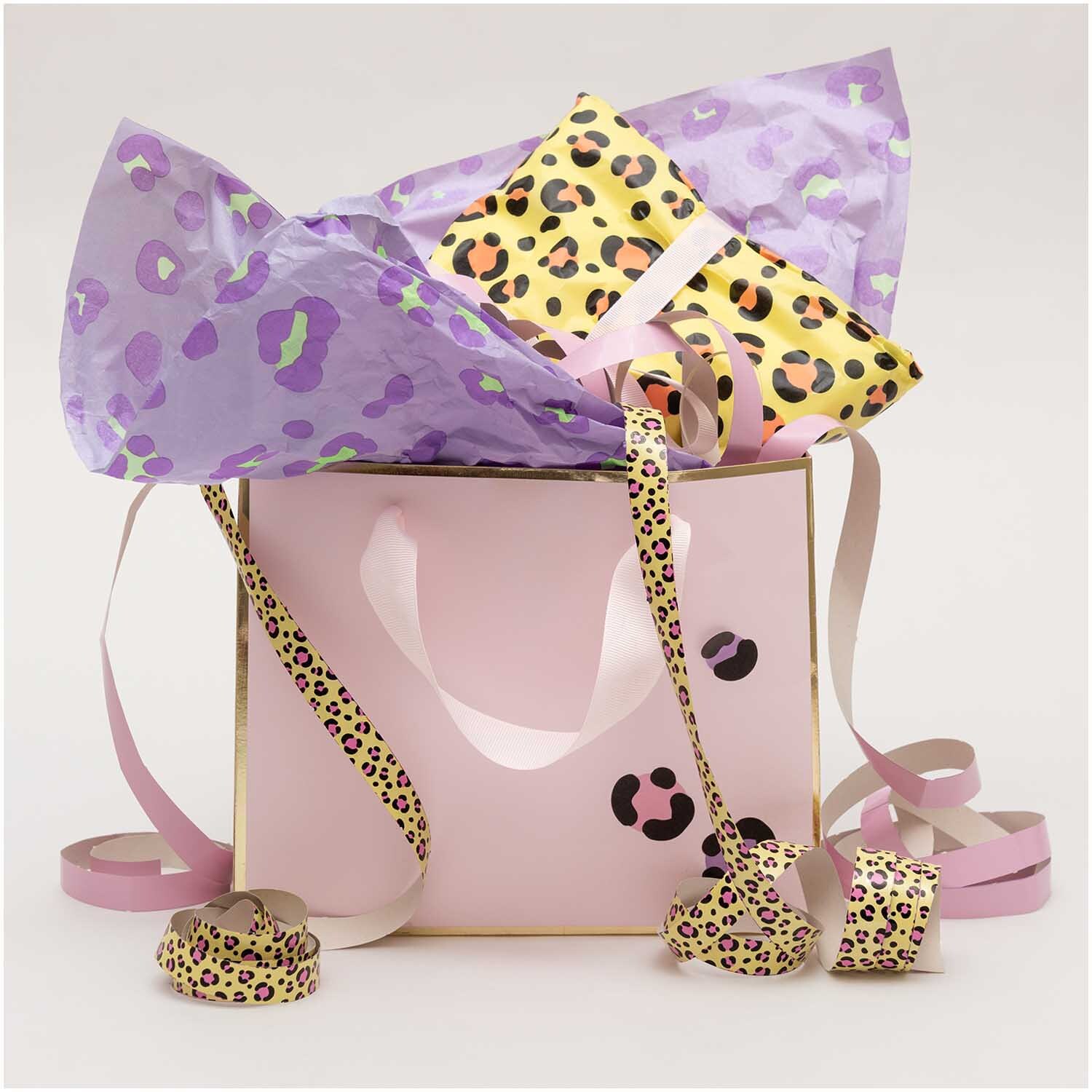 Luftschlangen Acid Leo gold 3,8m von Rico Design Luftschlangen Acid Leo gold 3,8m von Rico Design in einer rosa Geschenktüte mit Leopardenmuster.