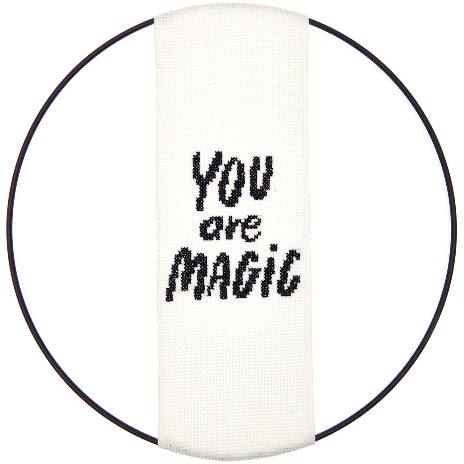 Stickpackung Band In Love With Me von Rico Design zeigt einen Stickrahmen mit dem Text "You are magic". Ideal für kreative Projekte.