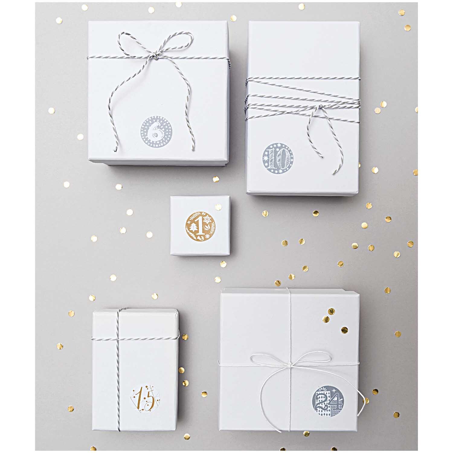 Paper Poetry Adventskalender Sticker gold-silber 24 Stück von Rico Design Paper Poetry Adventskalender Sticker verzieren weiße Geschenke mit goldenen und silbernen Motiven. Perfekt für festliche Dekorationen.