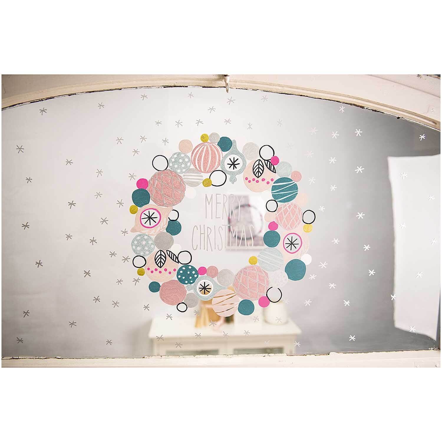 Vorlagenmappe Nostalgic Christmas Fenster- und Glasmalerei mit Kreidestiften von Rico Design Vorlagenmappe Nostalgic Christmas: Ein Fenster mit buntem, festlichem Kranz aus Kreidestiften dekoriert. Marke: Rico Design.