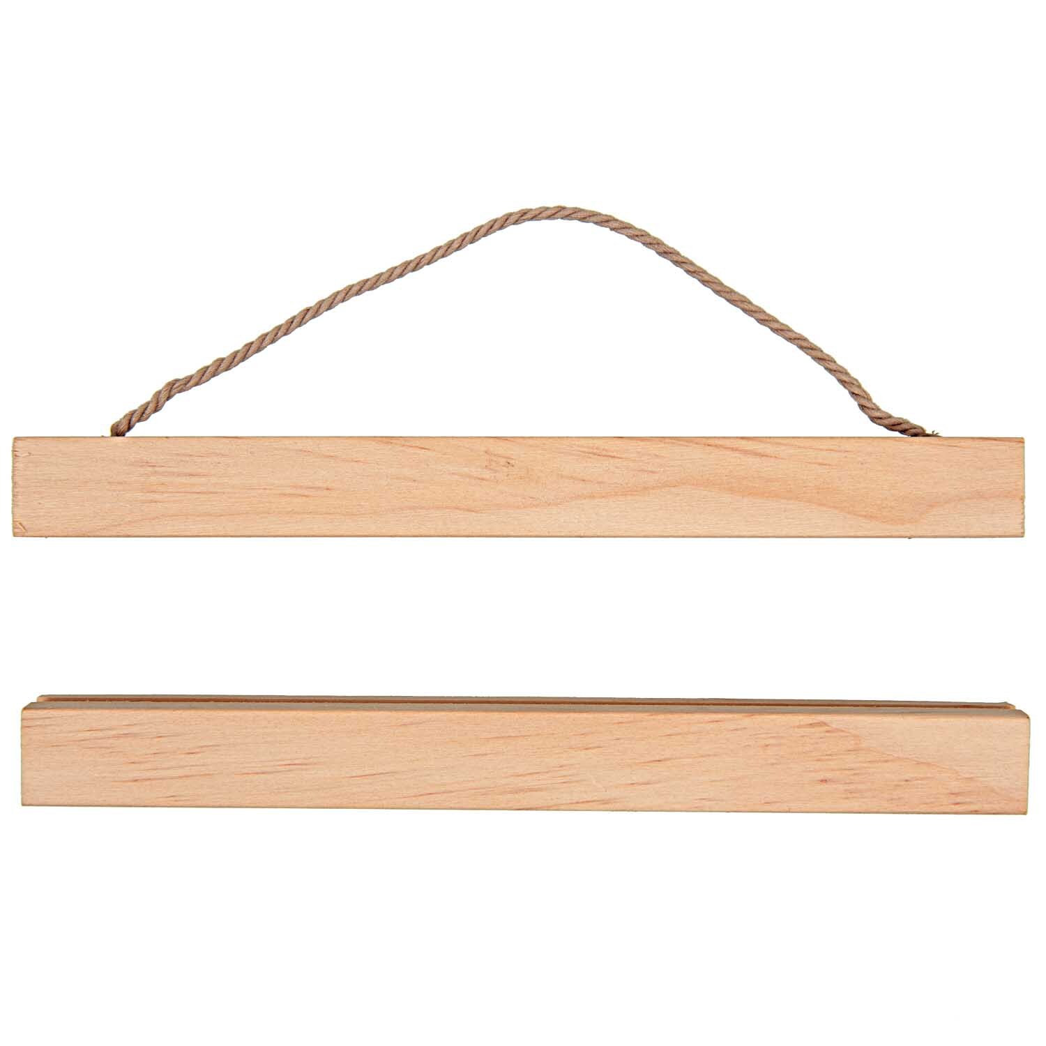 Posterhänger Holz 20cm von Rico Design in natürlichem Holzton, bestehend aus zwei Leisten mit Kordel zum Aufhängen.