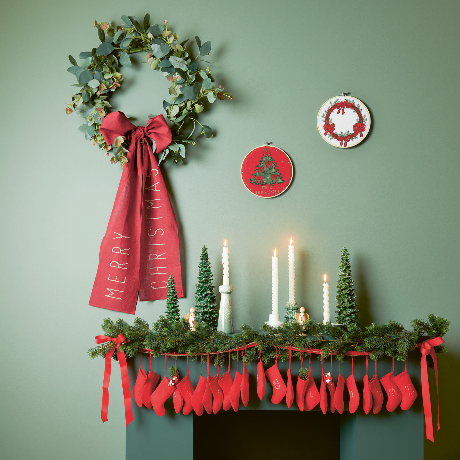Stickpackung Bild Kranz mit Schleifen Ø20cm von Rico Design Stickpackung Bild Kranz mit Schleifen von Rico Design: Ein dekorativer Kranz mit roter Schleife und Weihnachtsdekoration.