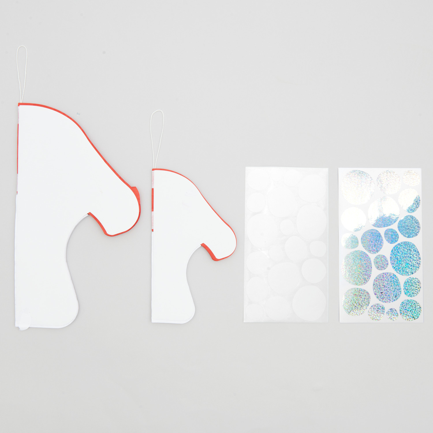 Wabenpapier Fliegenpilz 3 Stück von Rico Design Wabenpapier Fliegenpilz von Rico Design: Set aus drei weißen Papierformen mit roten Akzenten und zwei dekorativen Folien.