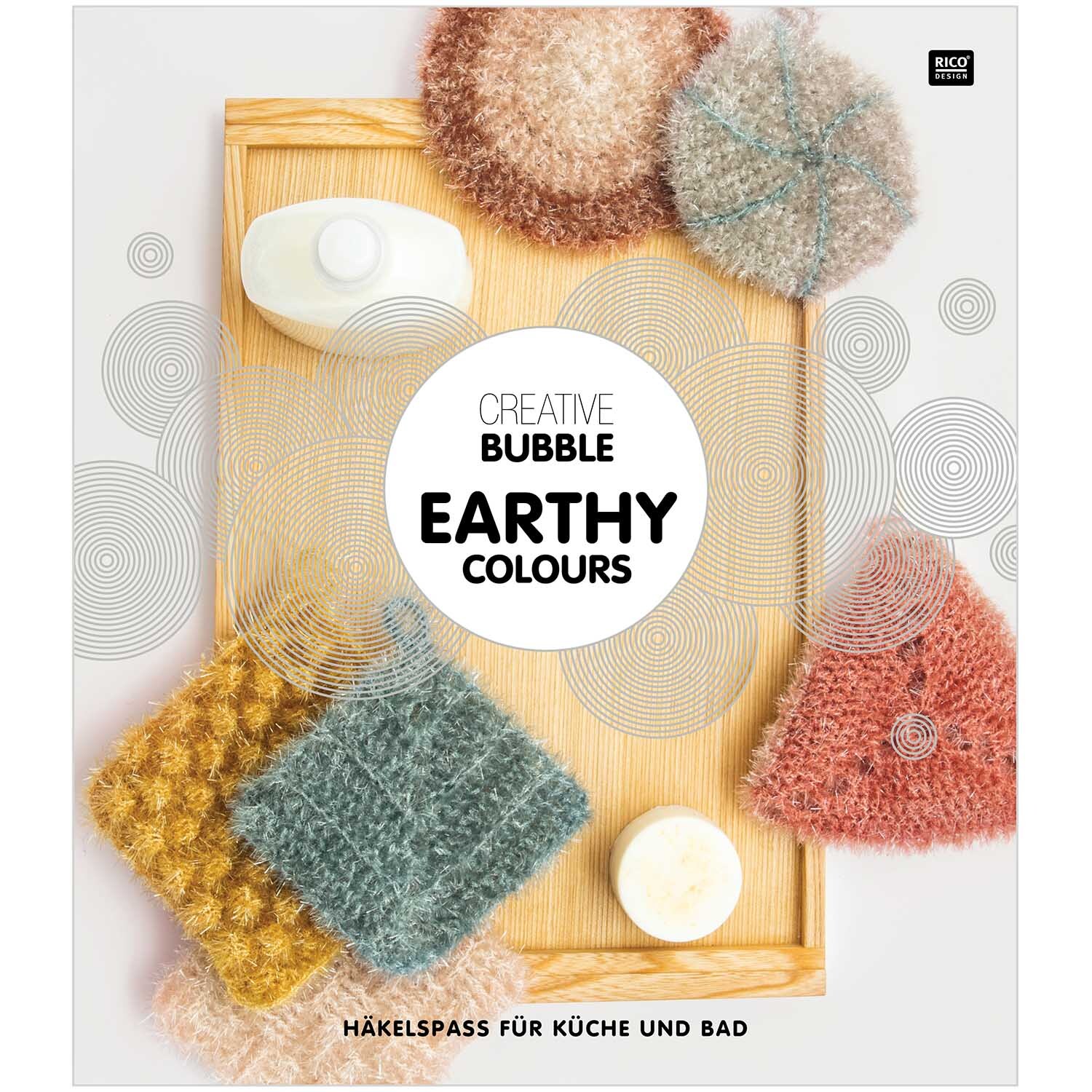 Creative Bubble - Earthy Colours: Verschiedene gehäkelte Schwämme in natürlichen Tönen auf einem Holztablett. Ideal für Küche und Bad.