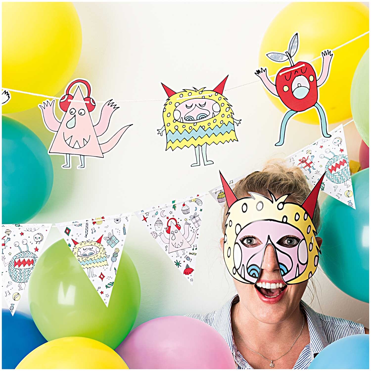Luftballon Mix mehrfarbig 30cm 12 Stück von Rico Design Luftballon Mix mehrfarbig 30cm 12 Stück von Rico Design, umgeben von fröhlichen Partydekorationen und einer lachenden Person mit Maske.
