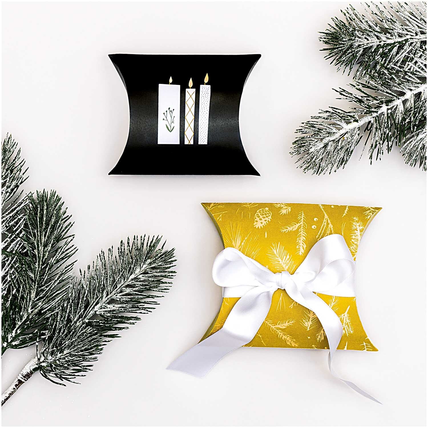Paper Poetry Geschenkschachteln Nostalgic Christmas senf 6 Stück von Rico Design Paper Poetry Geschenkschachteln zeigen festliche Designs mit Kerzenmotiv und Schleife, umgeben von Tannenzweigen. Perfekt für nostalgische Weihnachtsgeschenke.