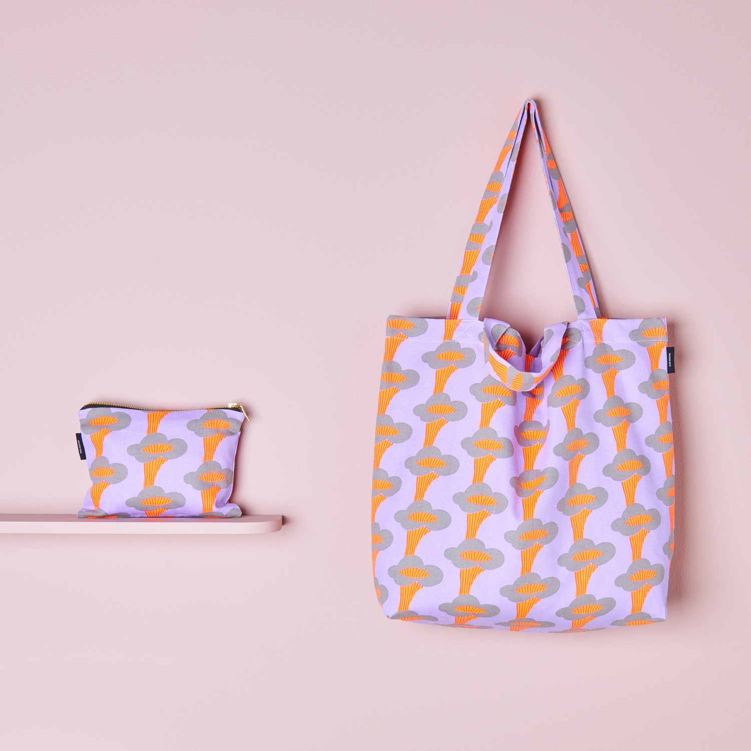 Canvas-Pouches Pfifferlinge Neon Flieder 17x23cm von Rico Design Canvas-Pouches Pfifferlinge Neon Flieder: Set aus Tasche und Etui mit buntem Muster auf rosa Hintergrund.