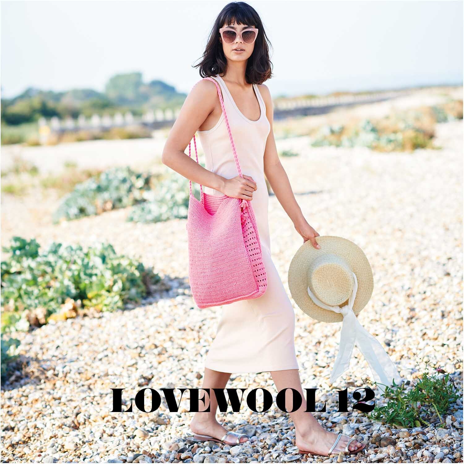 Essentials Organic Cotton Aran 50g 90m Couleur Rose from Rico Design Essentials Organic Cotton aran: Frau in Sommerkleid mit rosa Tasche aus Bio-Baumwolle von Rico Design am Strand.
