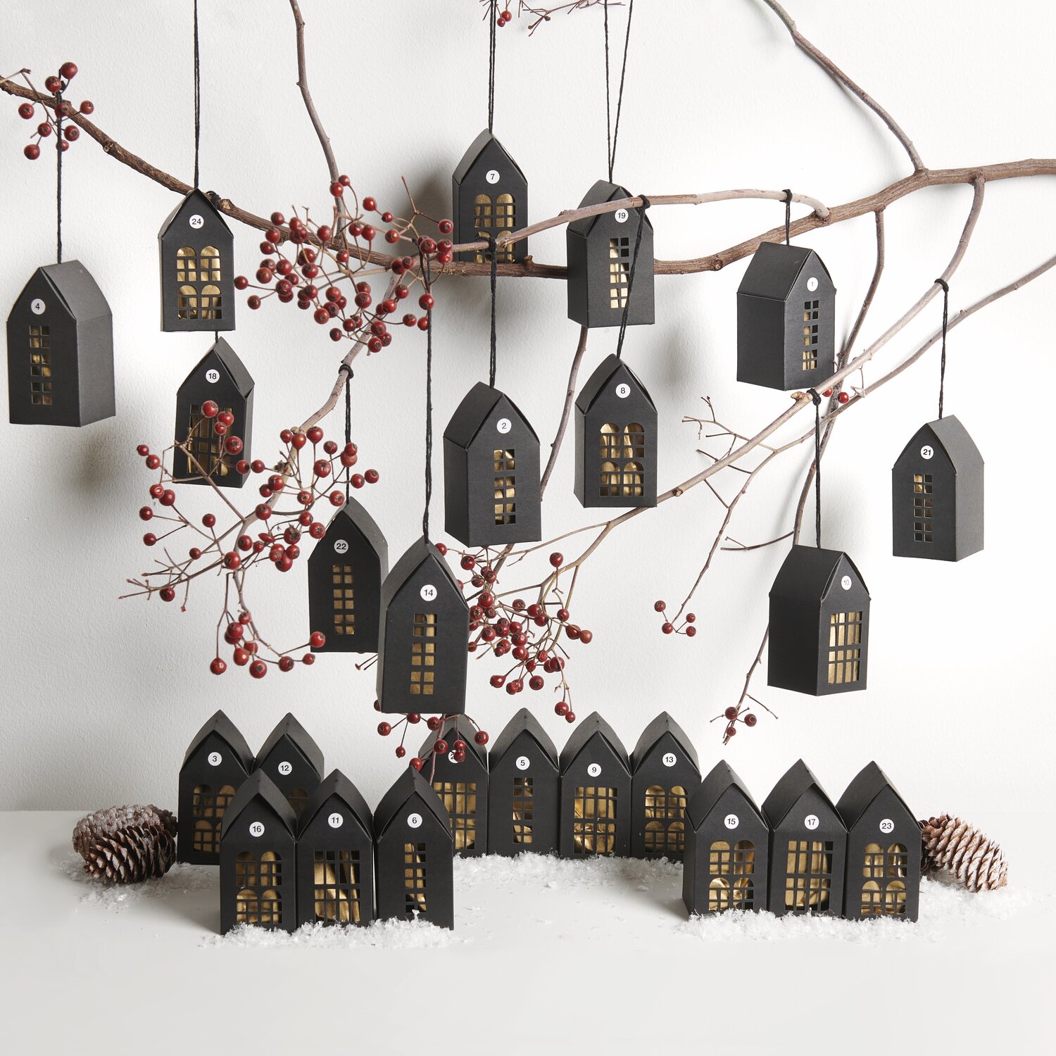 Adventskalender Papphäuser 24 Stück 7x5x5cm Farbe Schwarz von Rico Design Adventskalender Papphäuser 24 Stück 7x5x5cm Farbe Schwarz von Rico Design