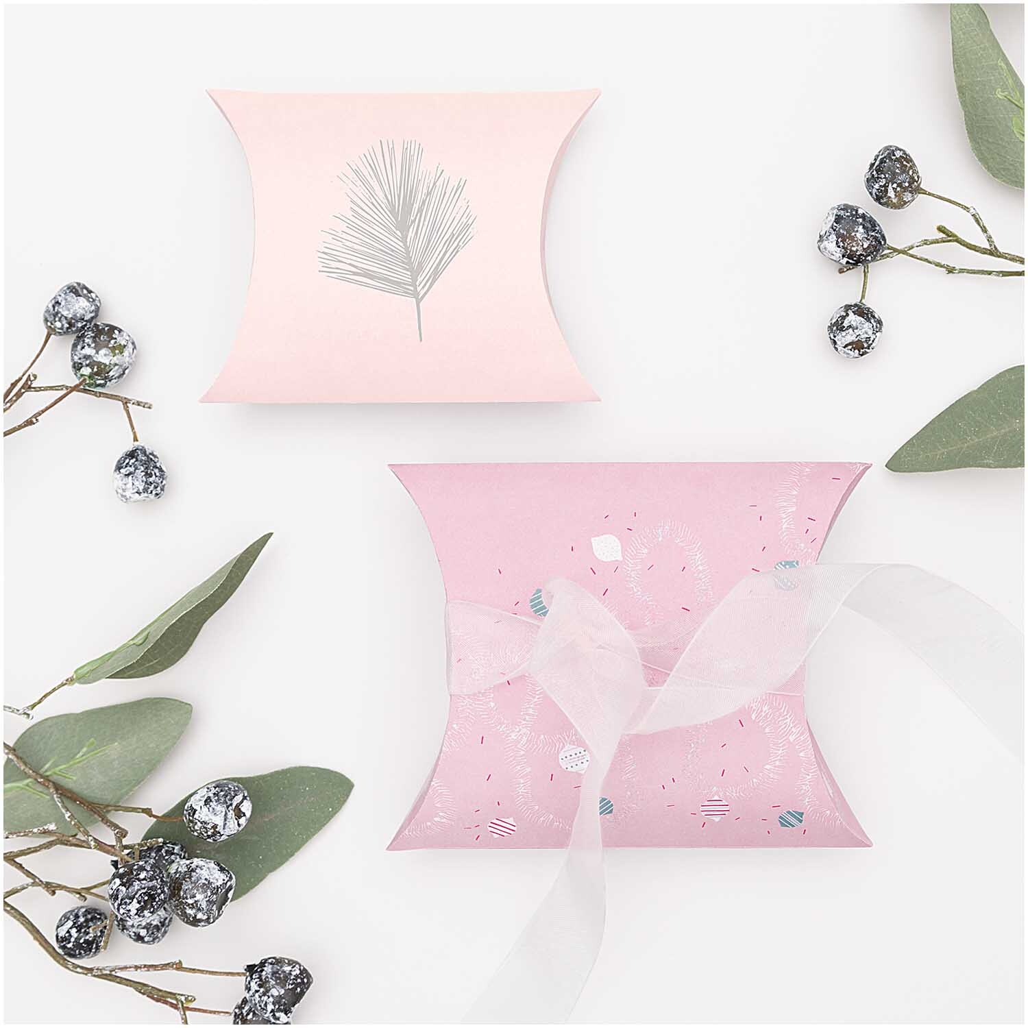 Paper Poetry Geschenkschachteln Nostalgic Christmas rosa 6 Stück von Rico Design Paper Poetry Geschenkschachteln zeigen zwei rosa Schachteln mit weihnachtlichen Motiven, umgeben von Zweigen und Beeren.