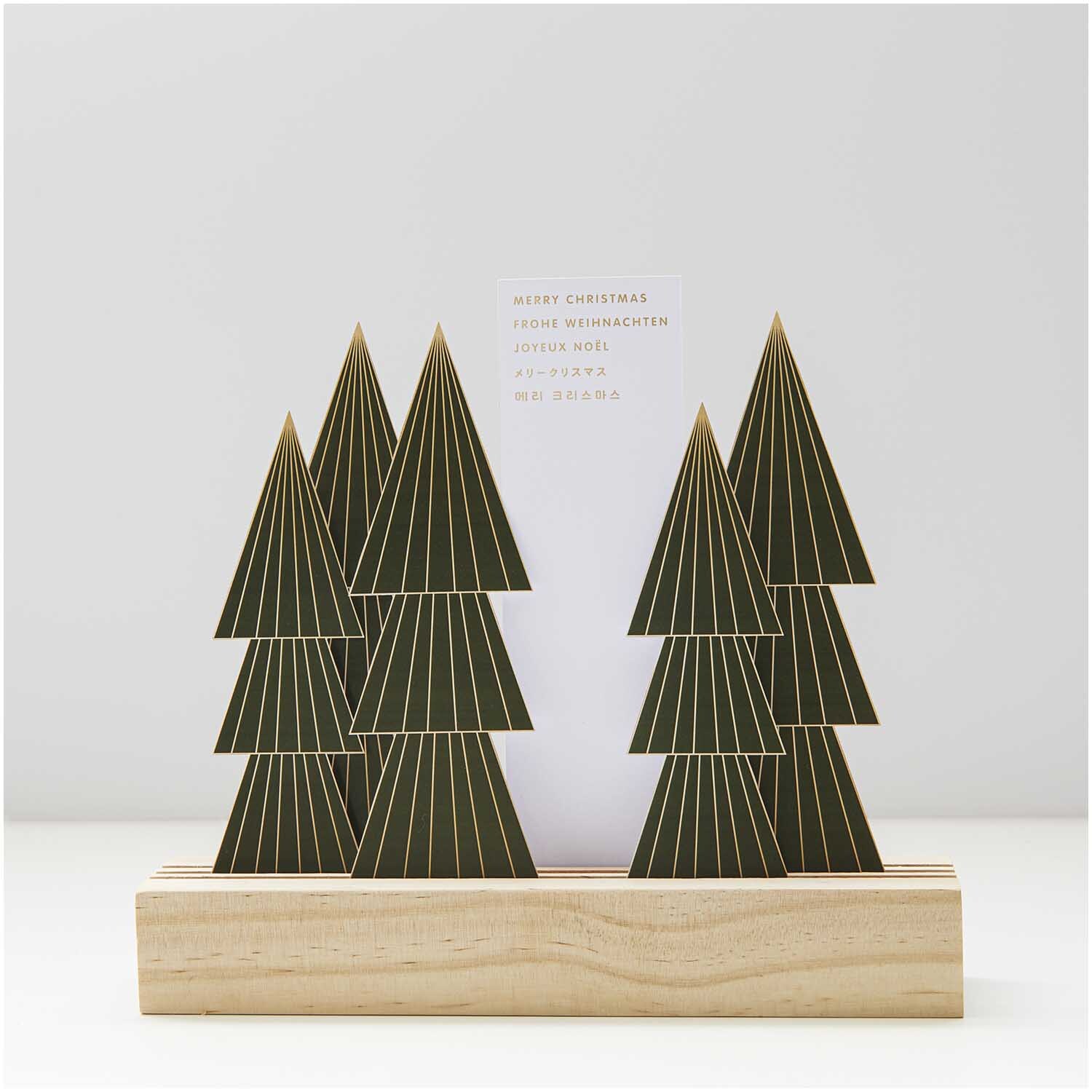 Paper Poetry Postkartendeko-Set Tannen 6 Stück von Rico Design Paper Poetry Postkartendeko-Set Tannen 6 Stück: Dekorative grüne Tannen aus Holz auf weißem Hintergrund.