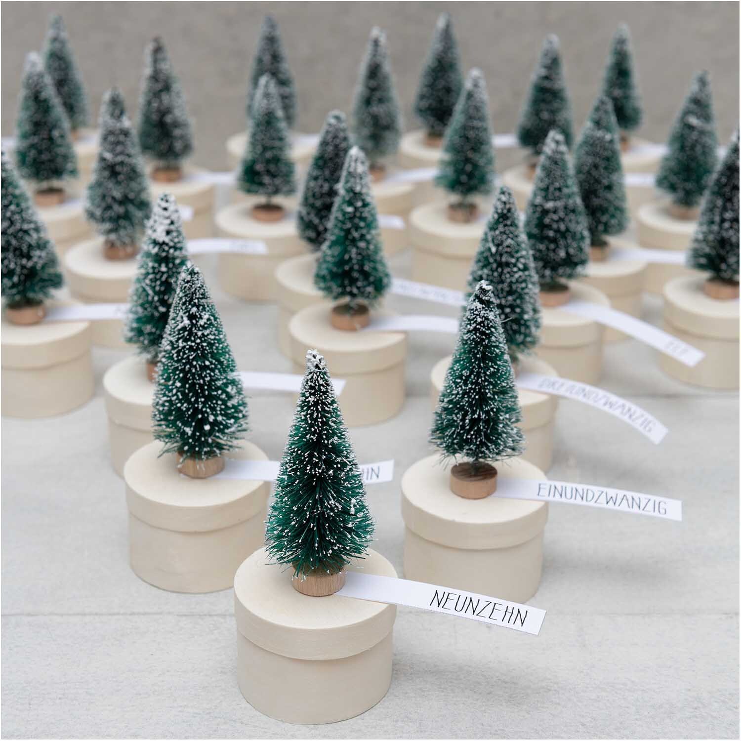 Tannen mit Schnee 5cm 5 Stück Farbe Grün von Rico Design Tannen mit Schnee 5cm 5 Stück: Miniatur-Tannenbäume mit Schnee auf Holzsockeln, ideal für Dekorationen.