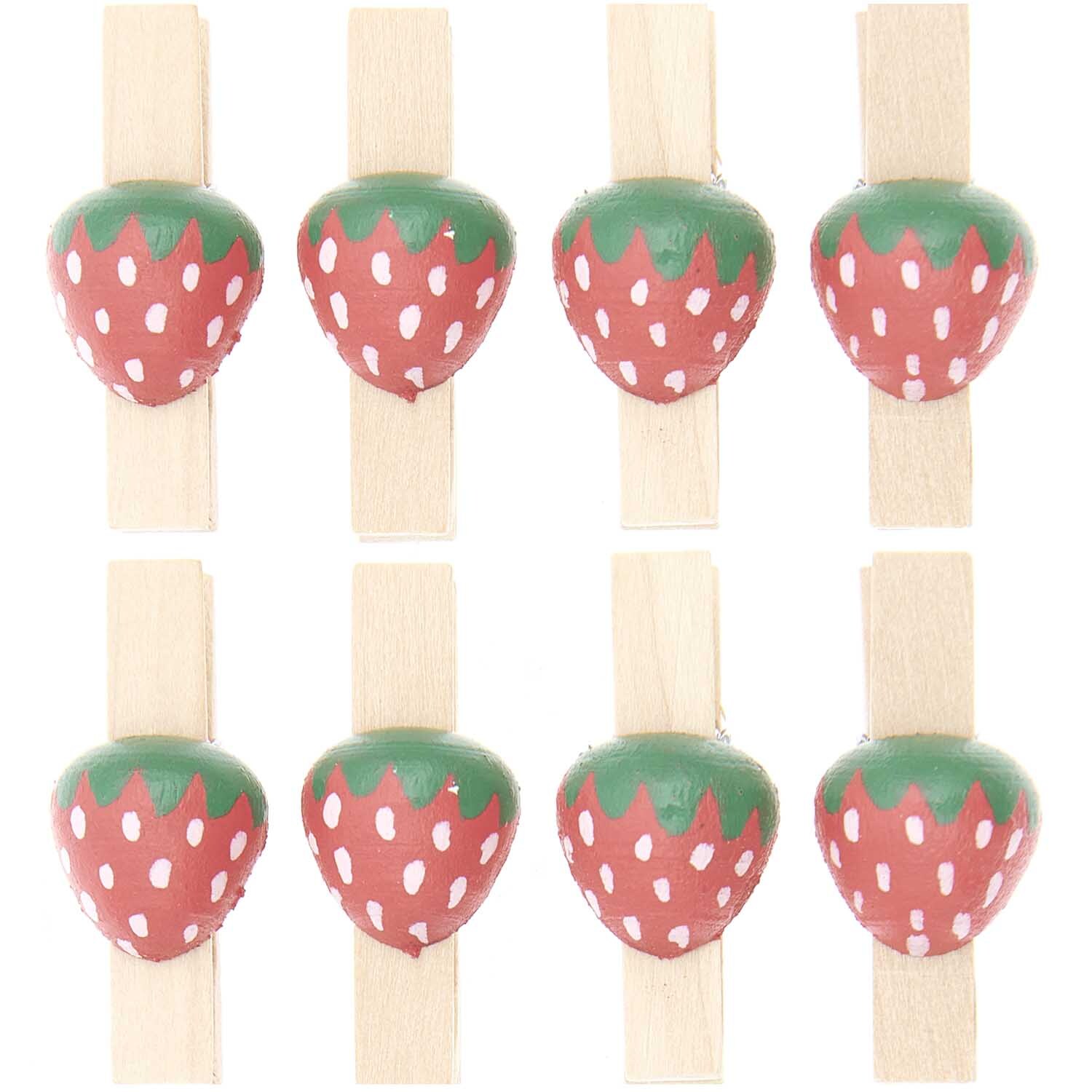 Holzklammern Erdbeere 8 Stück von Rico Design zeigen rote Erdbeeren auf Holzklammern in einer Reihe.