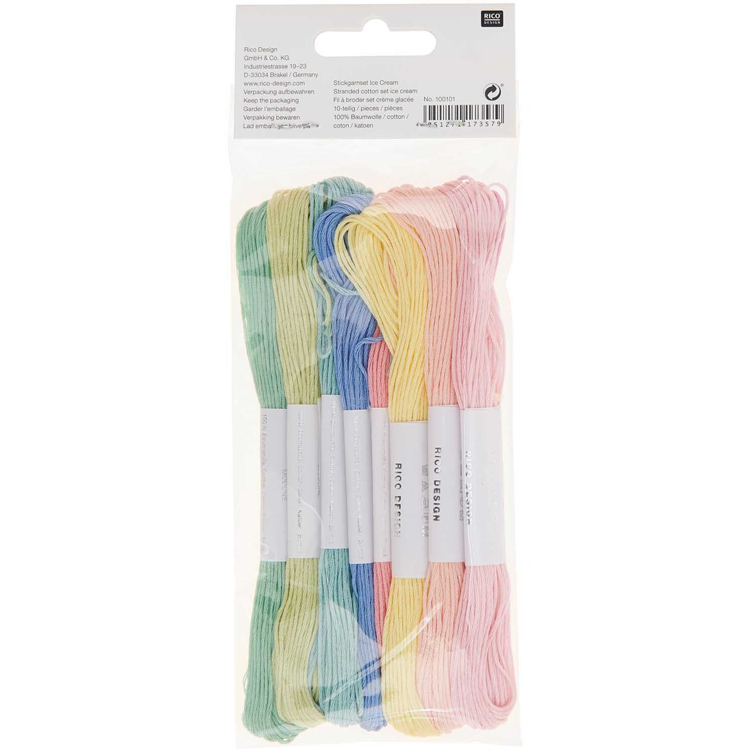 Set de fils à broder Ice Cream 10 pièces 10-teilig from Rico Design Stickgarn Set Ice Cream: Zehn bunte Stickgarne von Rico Design in Pastelltönen, verpackt in einer transparenten Hülle.