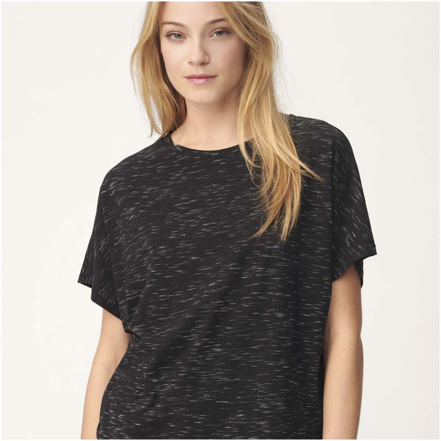 Meterware Jersey schwarz-weiß von Rico Design Meterware Jersey schwarz-weiß von Rico Design: Frau trägt ein schwarzes, gemustertes T-Shirt. Ideal für stilvolle, bequeme Kleidung.