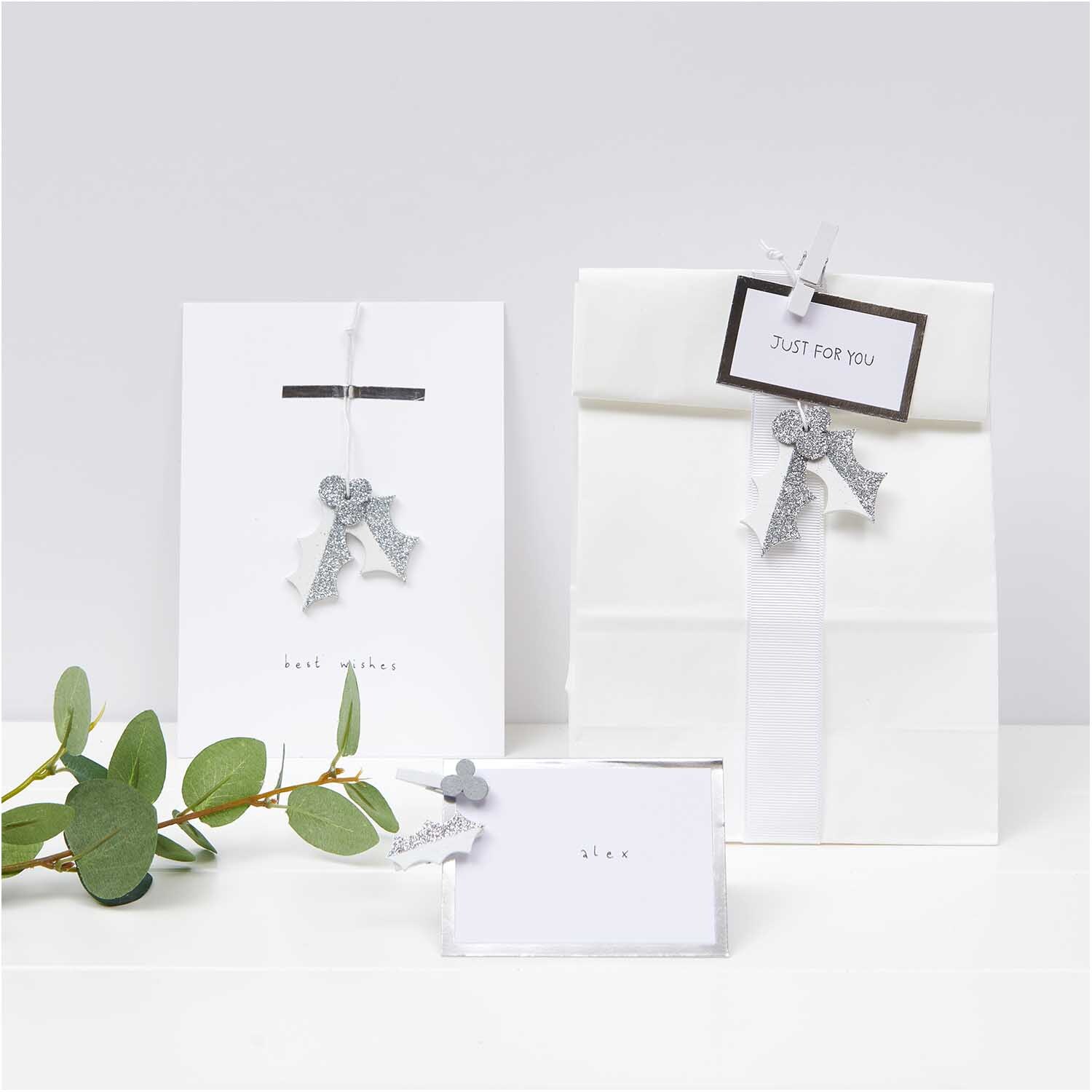 Dekoklammern Ilex weiß 8 Stück von Rico Design Dekoklammern Ilex weiß 8 Stück von Rico Design: Elegante weiße Klammern an Geschenken und Karten. Ideal für stilvolle Dekorationen.