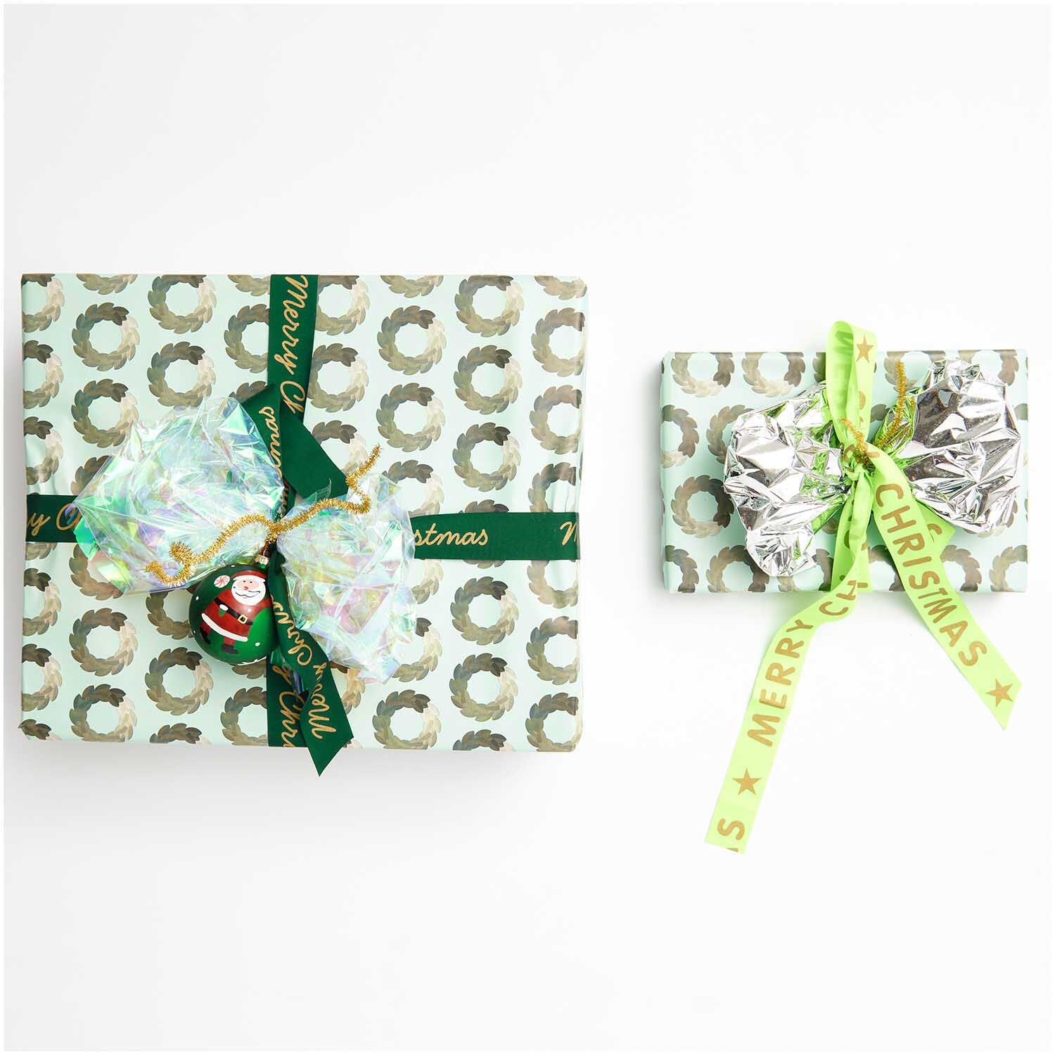 Paper Poetry Taftband Merry Christmas grün 38mm 3m von Rico Design Paper Poetry Taftband Merry Christmas dekoriert Geschenke mit festlichem Muster und Schleifen.