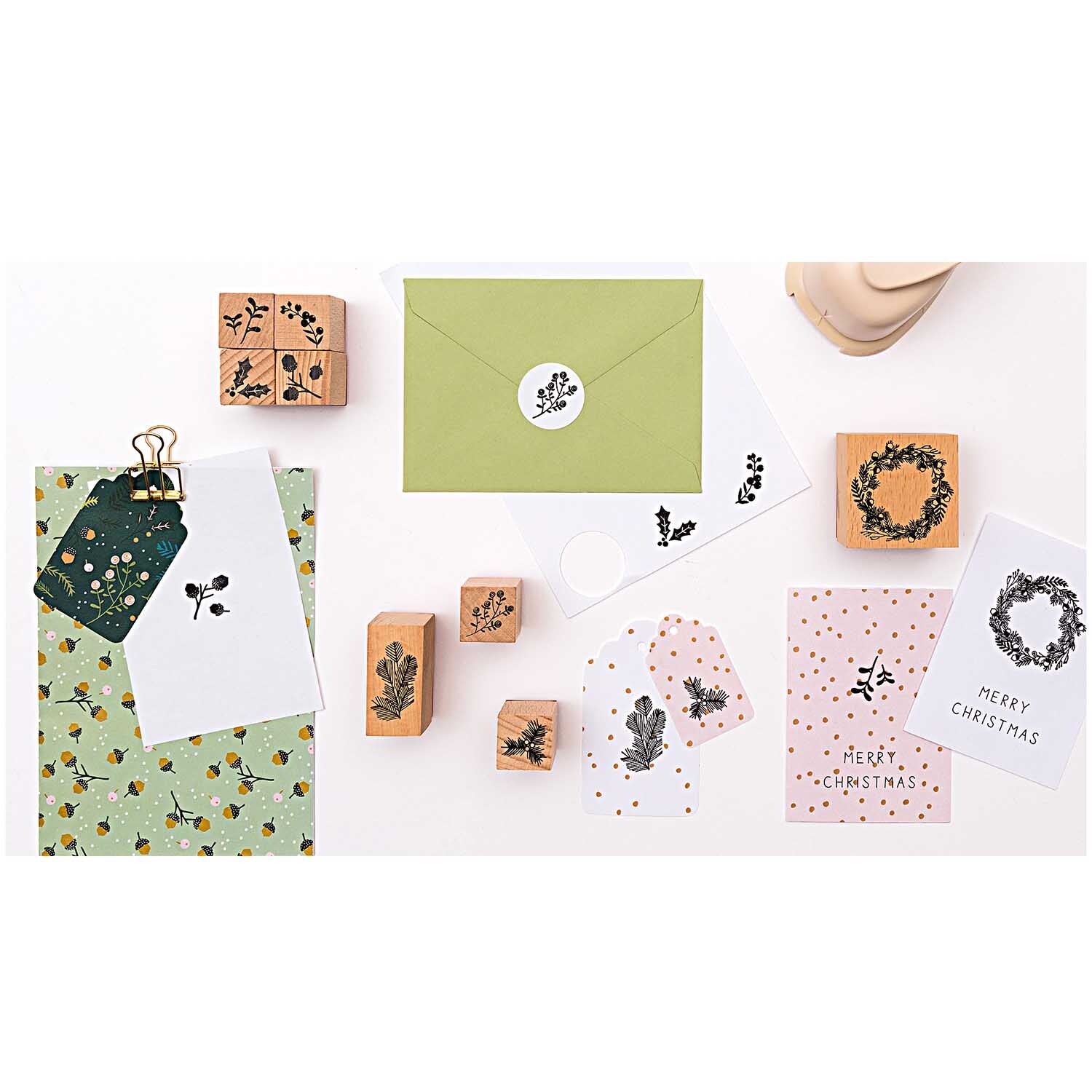 Paper Poetry Stanzer Kreis 3,8cm von Rico Design Paper Poetry Stanzer Kreis 3,8cm von Rico Design, umgeben von weihnachtlichen Bastelmaterialien.
