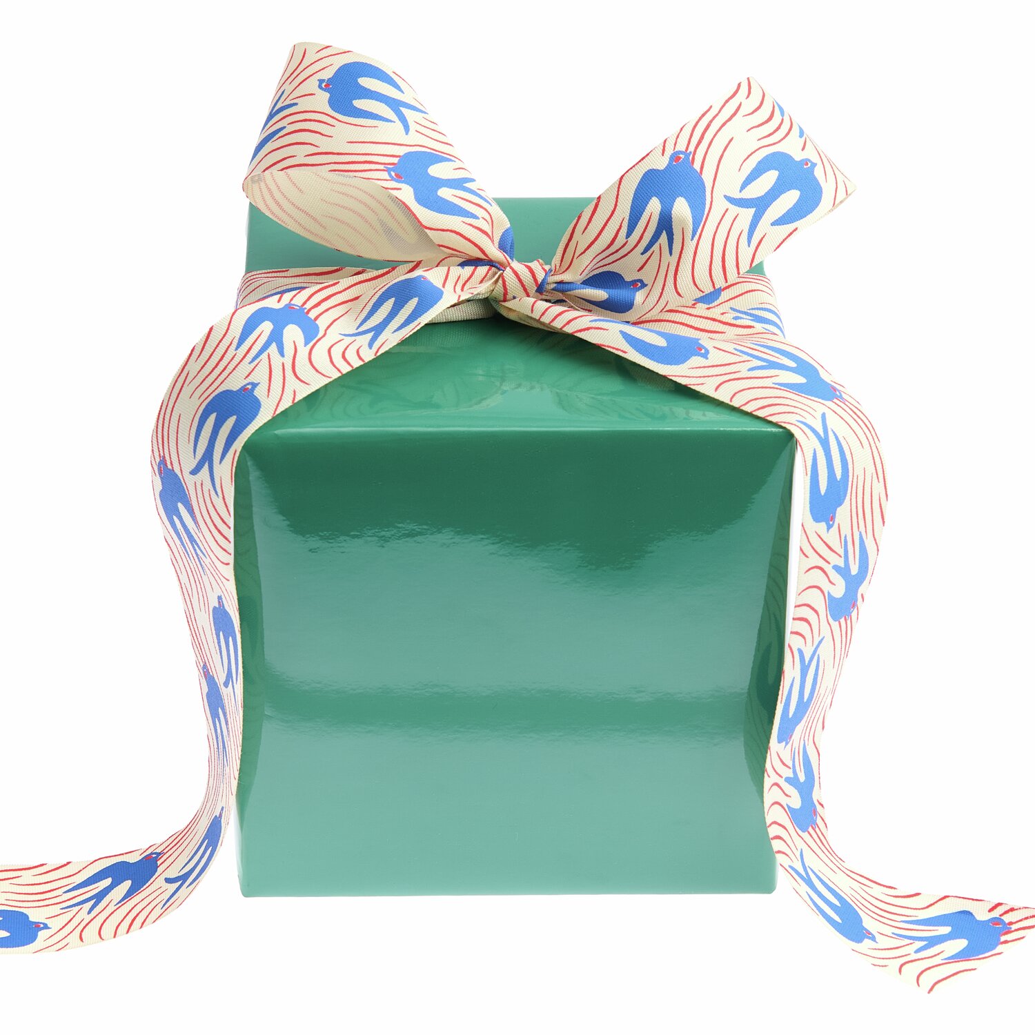 Taftband Midsommar Magic Schwalben 38mm 3m von Rico Design Taftband Midsommar Magic Schwalben umwickelt ein dunkelgrünes Geschenk mit glänzendem Lackpapier.
