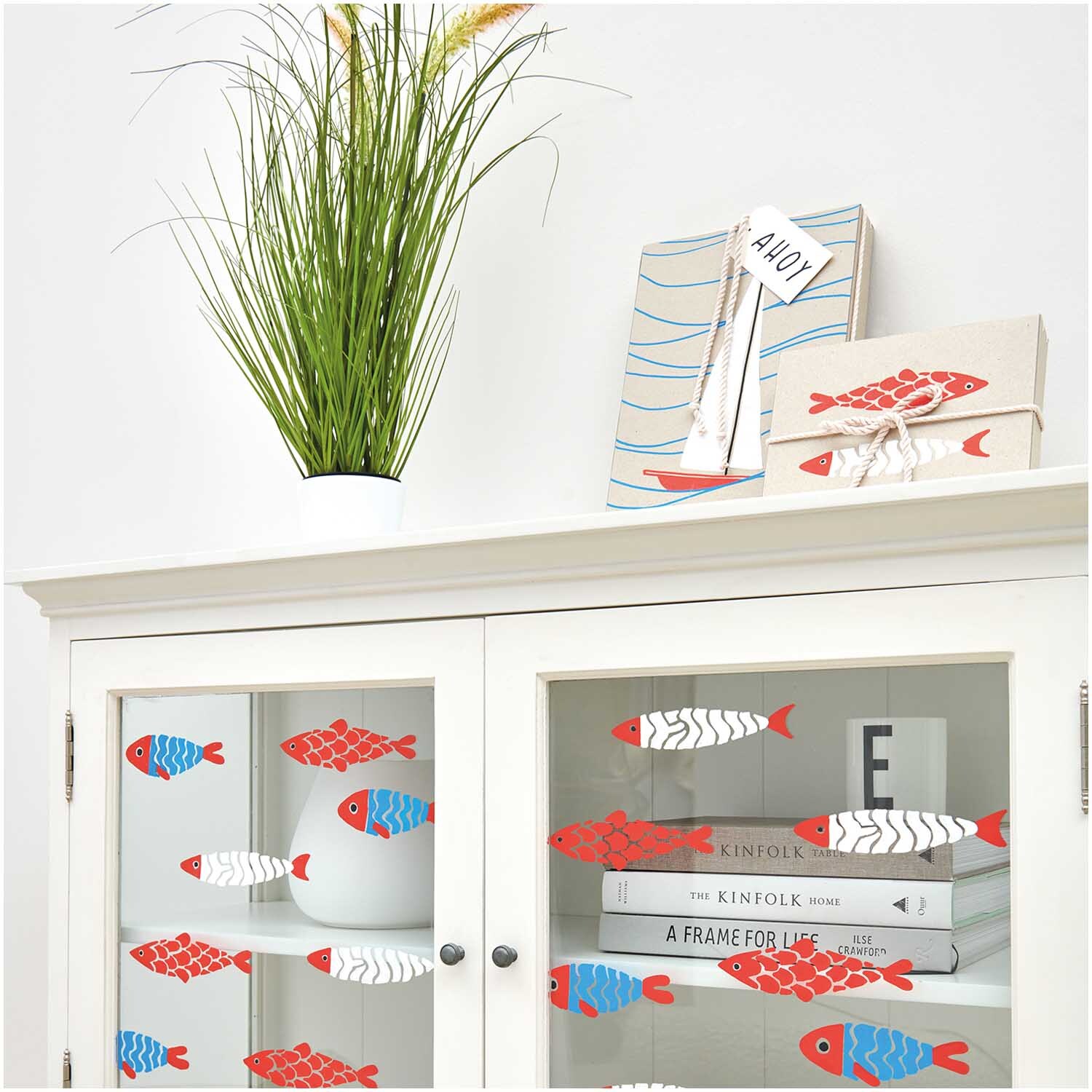 Kreidestift Flüssigkreide Set maritim 3mm 4 Farben: Dekorative Fische auf einem weißen Schrank, ideal für kreative Gestaltung.