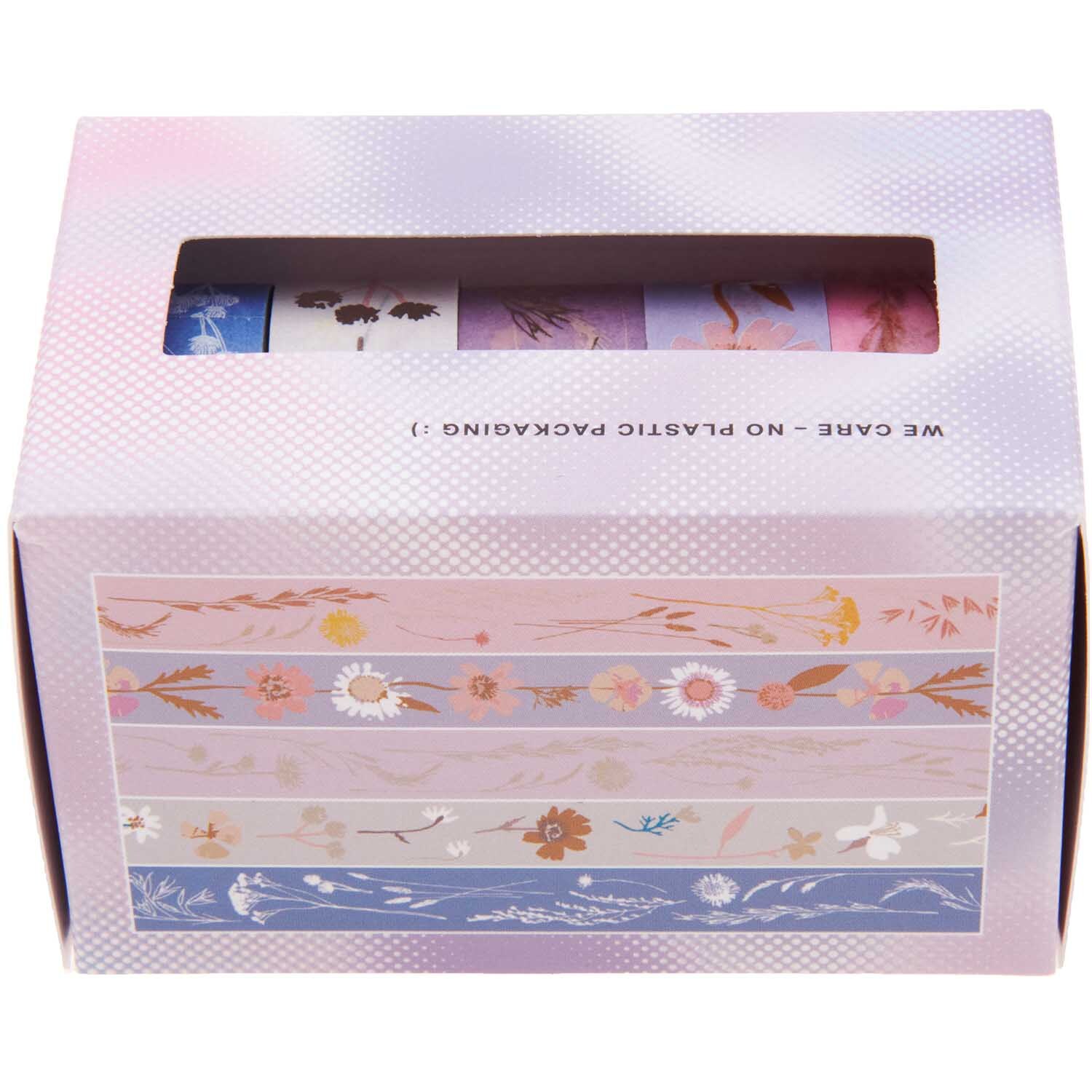 Paper Poetry Tape Set Blurry 5-teilig von Rico Design Paper Poetry Tape Set Blurry, 5-teilig, von Rico Design. Pastellfarbene Klebebänder mit floralen Mustern in einer dekorativen Box.
