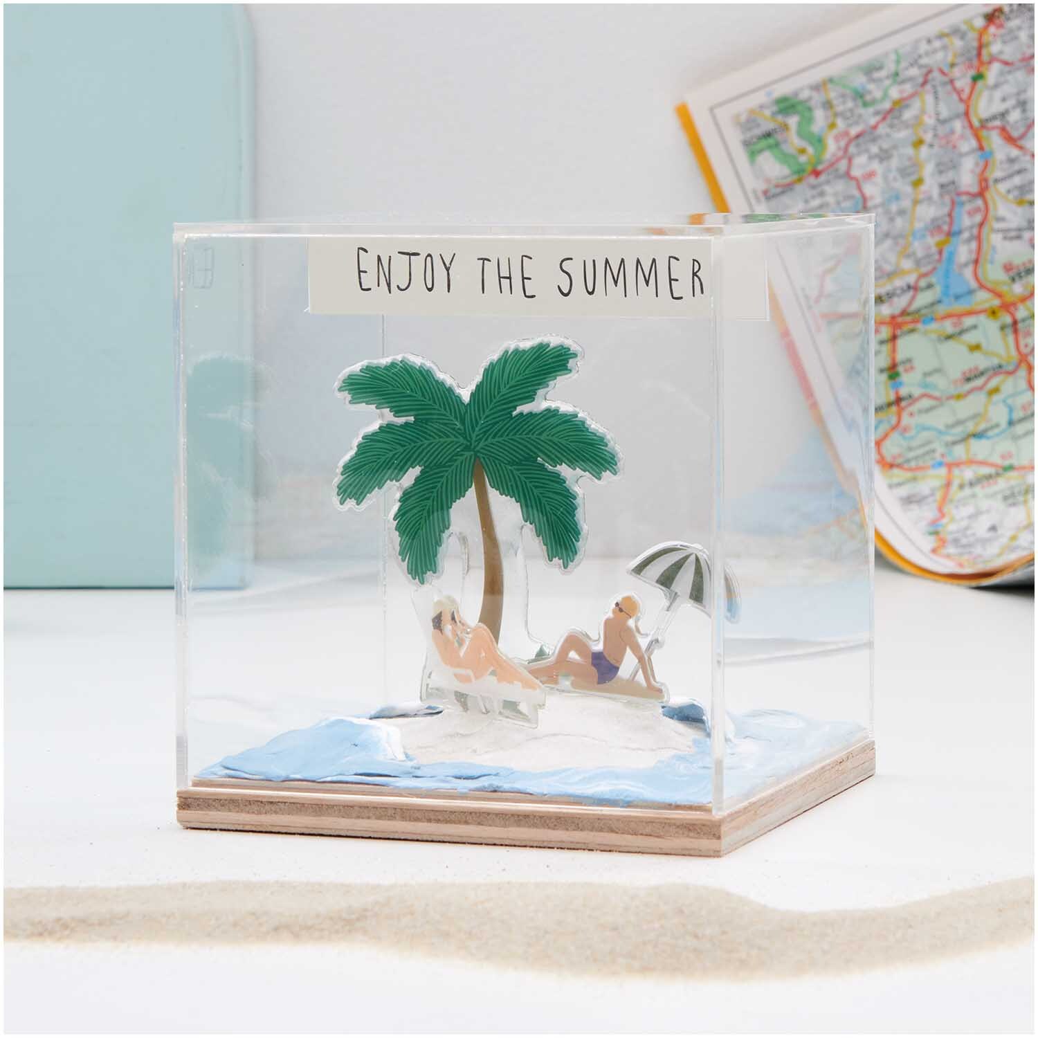 Figurico Modelliermasse 28g Farbe Blau von Rico Design Figurico Modelliermasse 28g: Miniatur-Strandszene mit Palme und Liegestühlen in einem Glaswürfel.