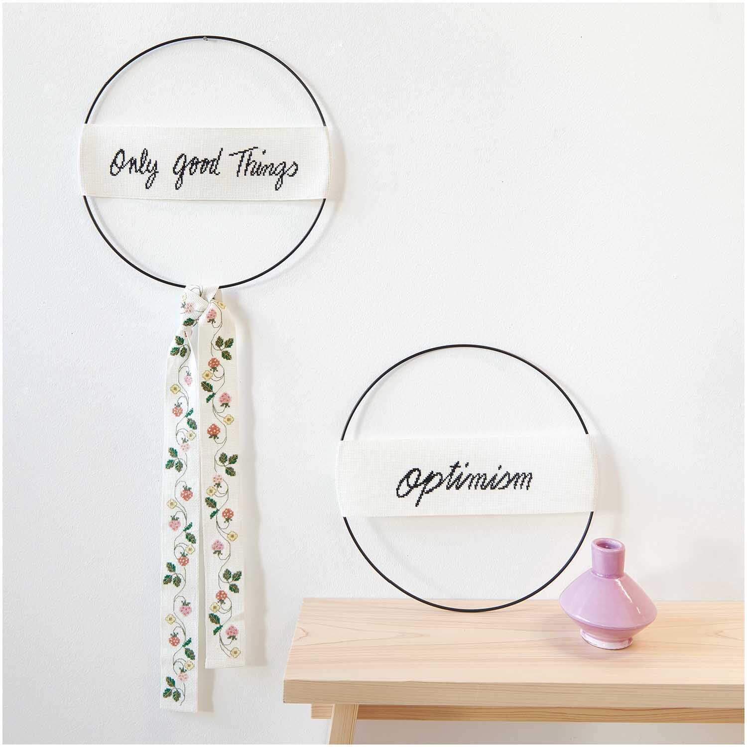 Paquet de broderie ruban Optimism et ruban Fraise Raisin from Rico Design Stickpackung Band Optimism und Band Erdbeerranke von Rico Design: Zwei dekorative Stickrahmen mit inspirierenden Botschaften und Erdbeermuster.