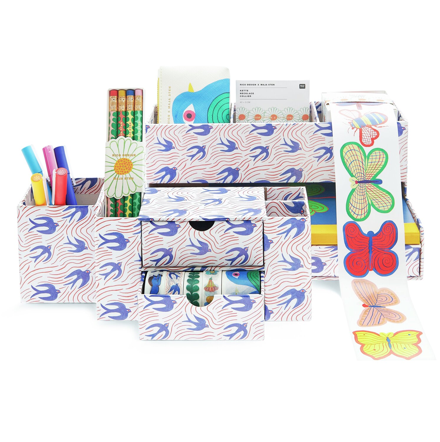Office Box Midsommar Magic Schwalben 26x12,9x14,9cm von Rico Design Office Box Midsommar Magic Schwalben: Bunte Aufbewahrungsbox mit Schwalbenmuster, ideal für Stifte und Notizen. Maße: 26x12,9x14,9cm.