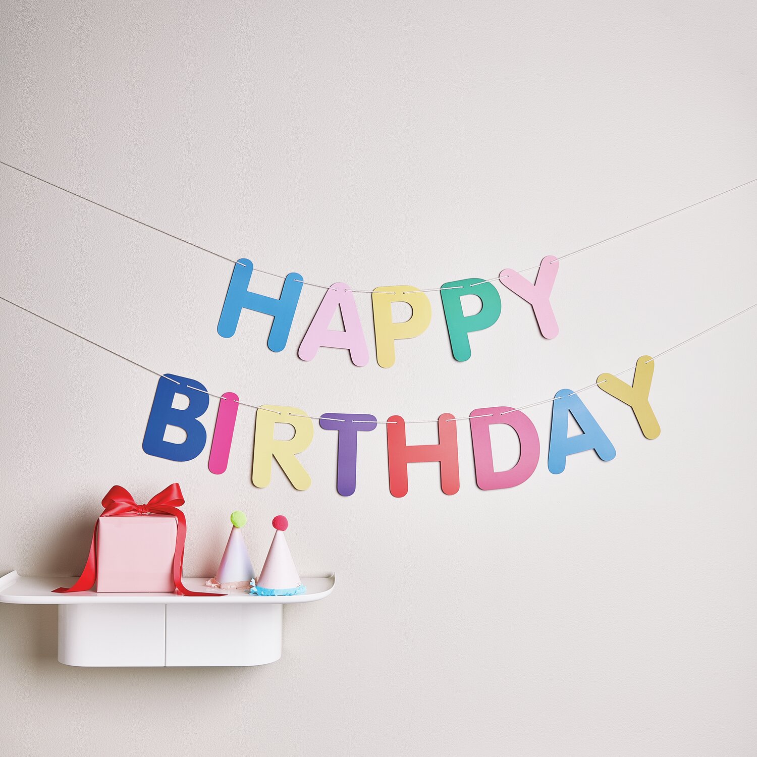 Paper Poetry Girlande Happy Birthday Magic Rainbow 5m Farbe Multicolor von Rico Design Paper Poetry Girlande mit bunten Buchstaben "Happy Birthday" von Rico Design, 5m lang, dekoriert eine Wand.