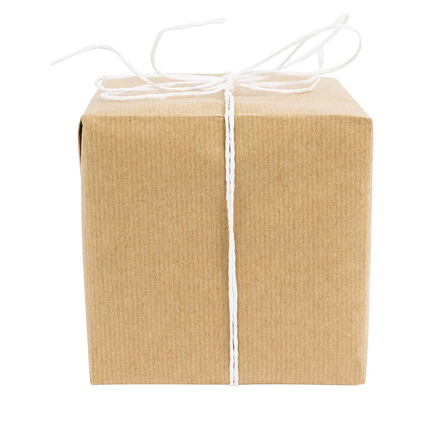 Paper Poetry Packpapier umhüllt ein Geschenk, dekoriert mit weißer Schnur. Ideal für kreative Verpackungen.