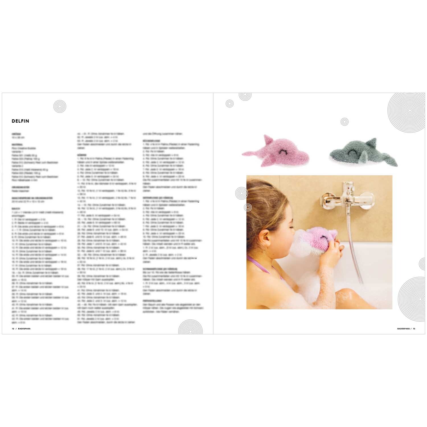 Creative Bubble - Bubble Badespaß von Rico Design Creative Bubble - Bubble Badespaß: Kind spielt in der Badewanne mit bunten, gehäkelten Delfin-Schwämmen.