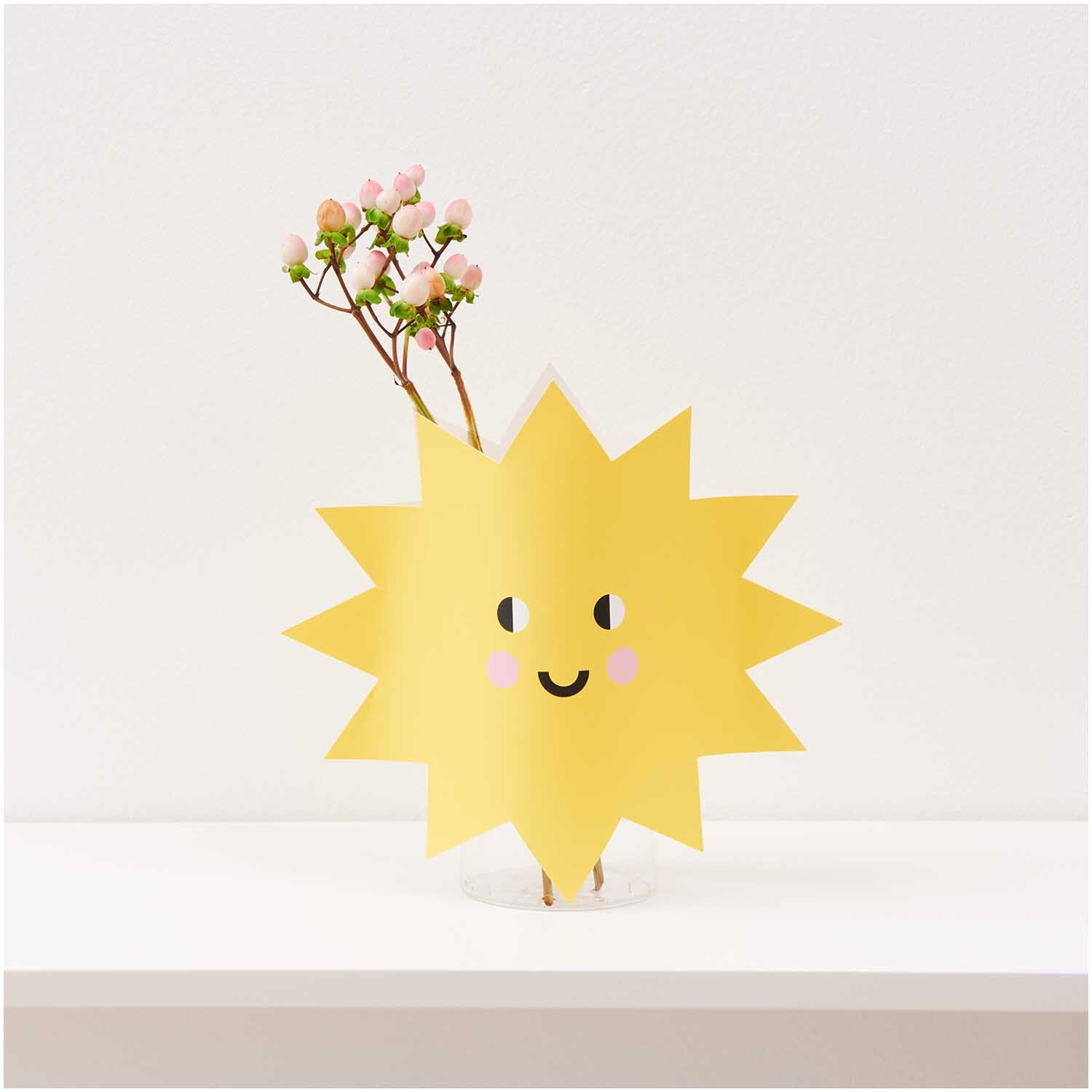 Paper Poetry Vasencover Sonne 24x20cm von Rico Design Paper Poetry Vasencover Sonne in Gelb mit lächelndem Gesicht, dekoriert mit rosa Blütenzweigen.