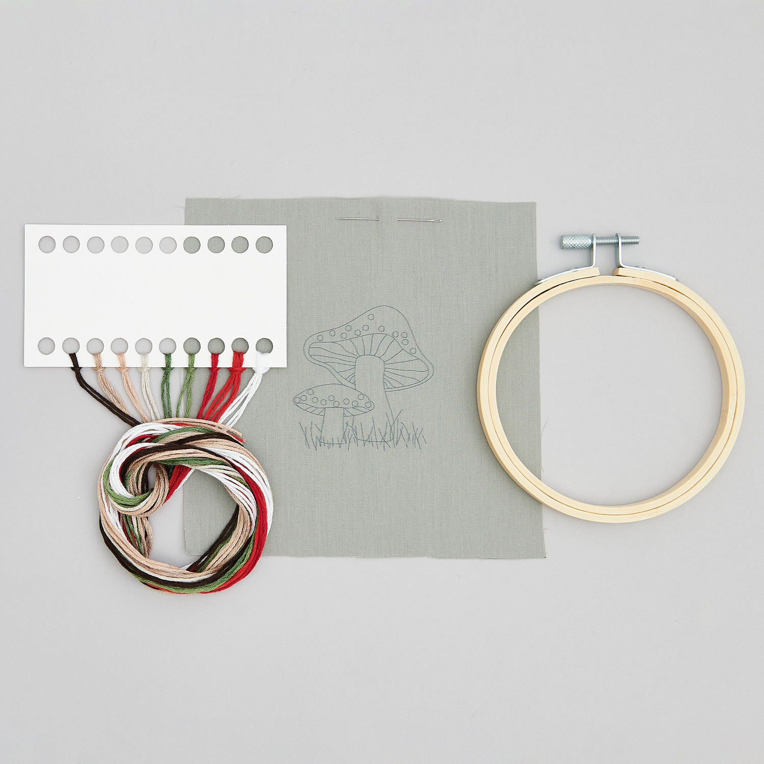 Stickpackung Shrooom kleine Pilze vorgezeichnet Ø10cm von Rico Design Stickpackung Shrooom kleine Pilze vorgezeichnet von Rico Design zeigt Stickrahmen, Garn und Stoff mit Pilzmuster. Ideal für kreative Projekte.