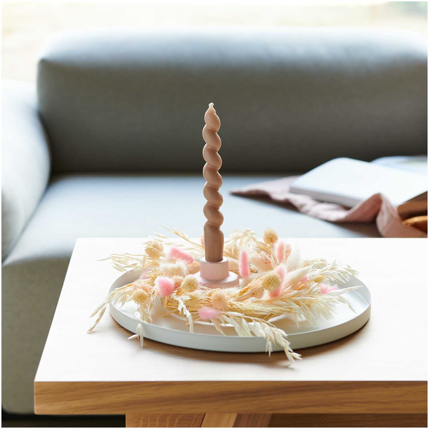 Getrockneter Hafer natur 60-75cm 100g von Rico Design Getrockneter Hafer natur 60-75cm 100g von Rico Design dekoriert einen Tisch mit Kerze und Blumen. Ideal für stilvolle, natürliche Wohnakzente.
