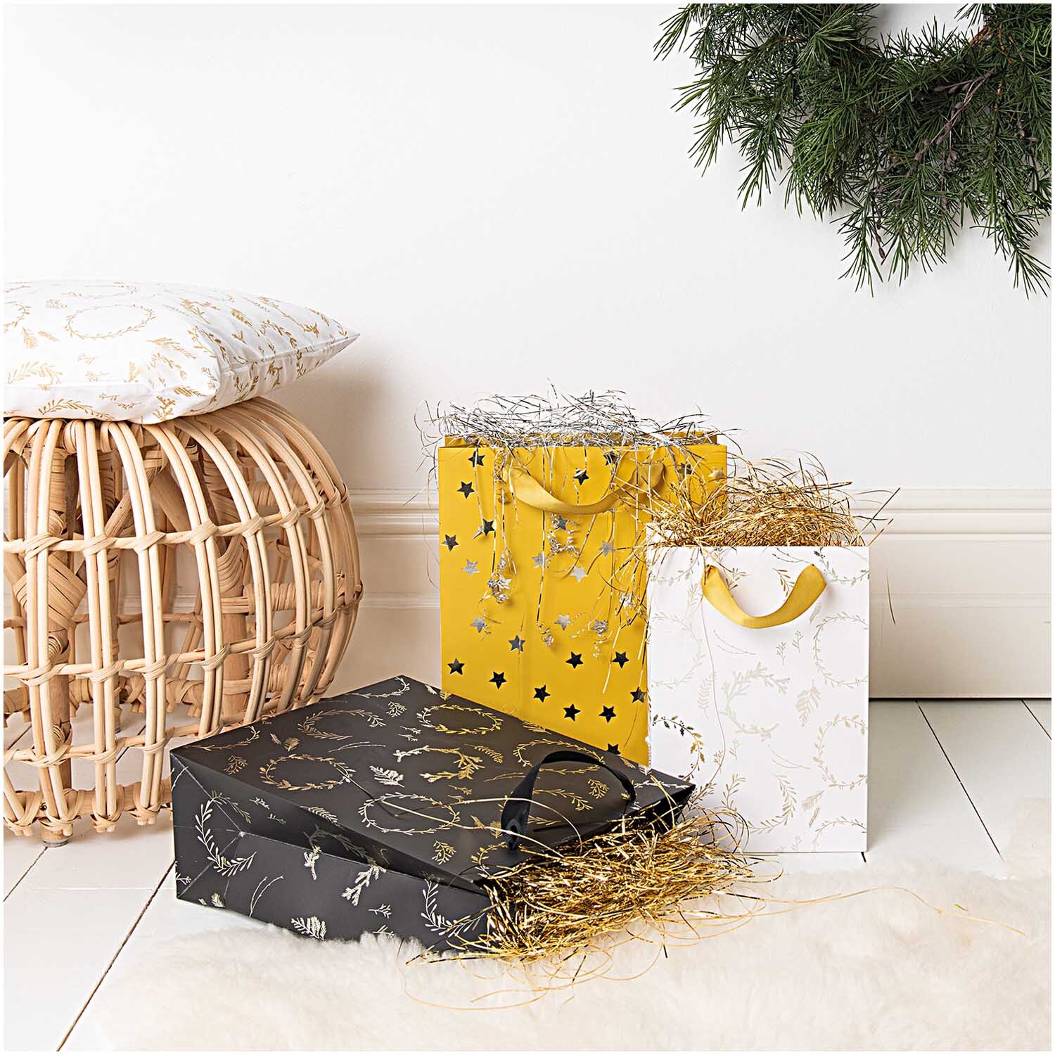Paper Poetry Geschenktüte Nostalgic Christmas Kränze weiß 18x26x12cm von Rico Design