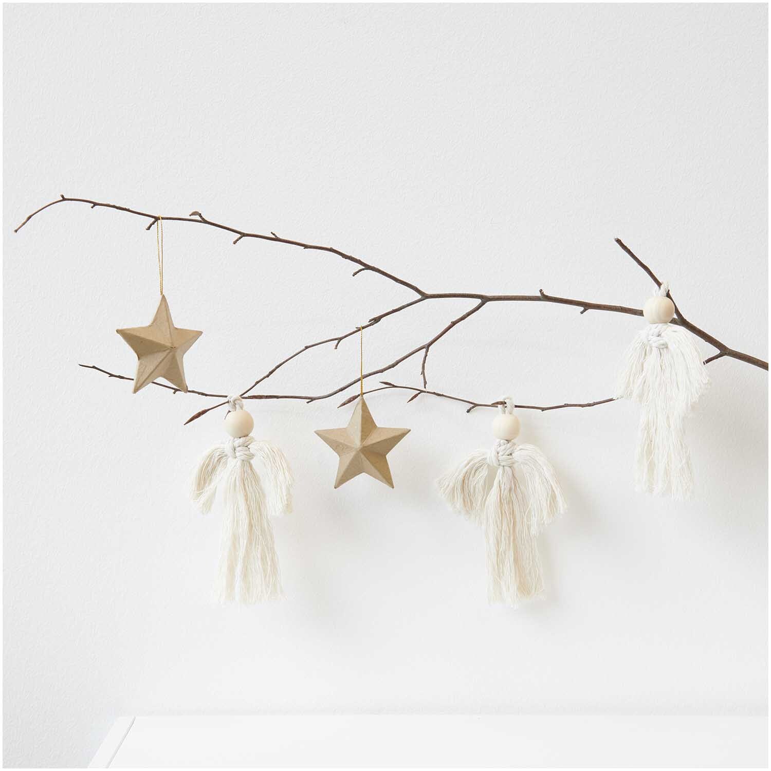 Set macramé ange 3 pièces 15x13xm from Rico Design Makramee Set Engel 3 Stück von Rico Design, hängend an einem Ast mit goldenen Sternen.