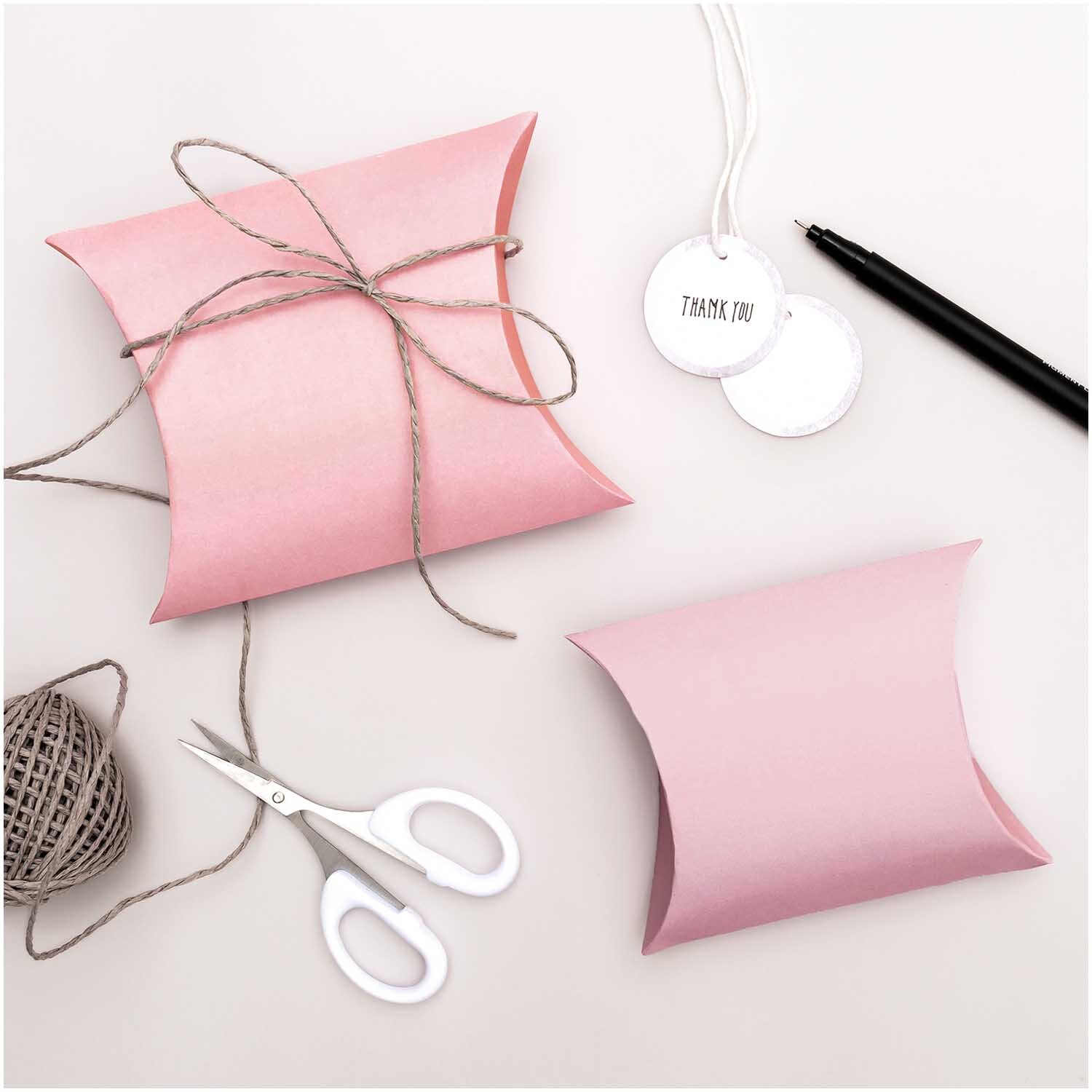 Paper Poetry Geschenkschachteln Set 6 Stück in Rosa, dekoriert mit Juteschnur und Etiketten.