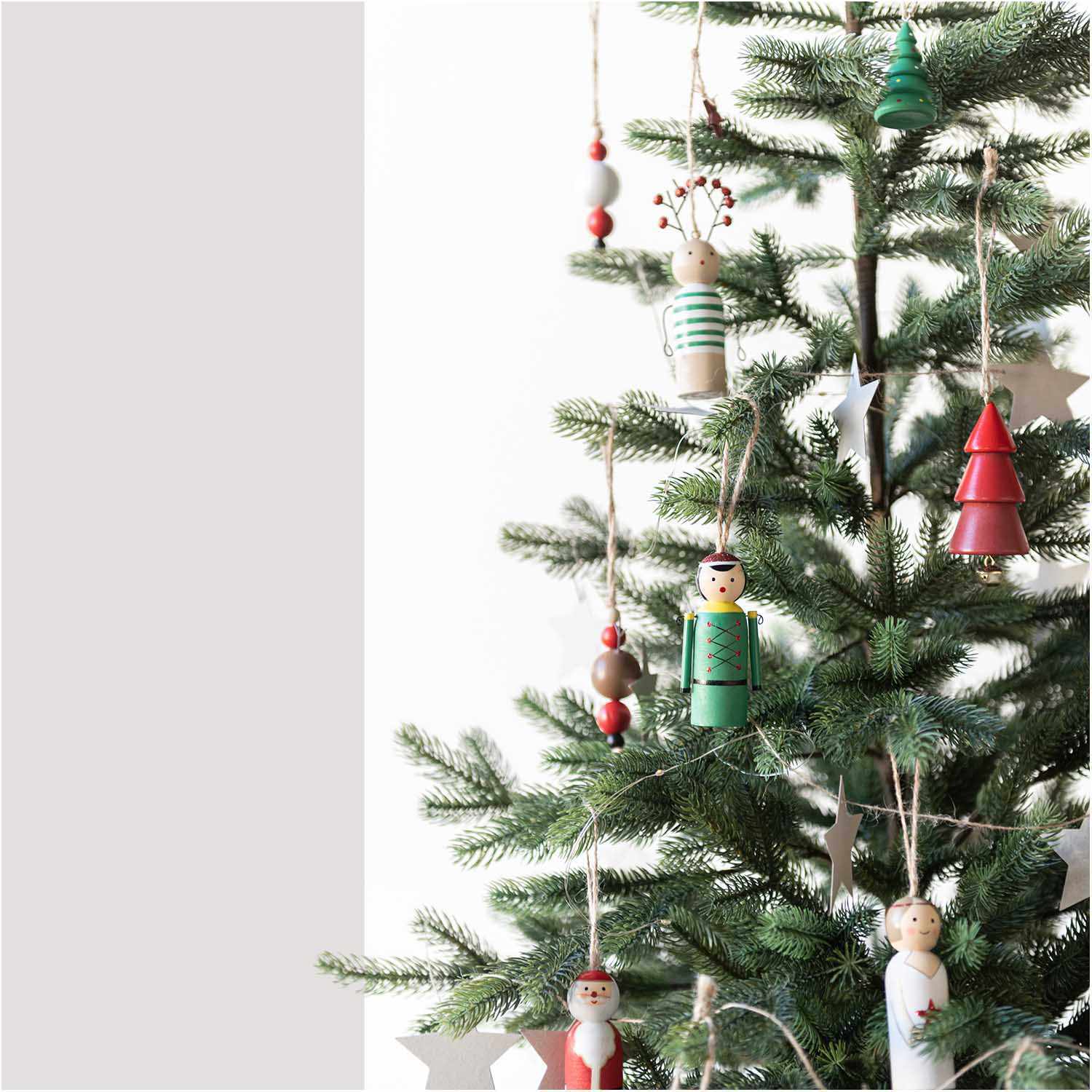 Holzhänger Nussknacker rot 3x9cm von Rico Design Holzhänger Nussknacker rot 3x9cm von Rico Design an einem Weihnachtsbaum mit weiteren Holzornamenten.