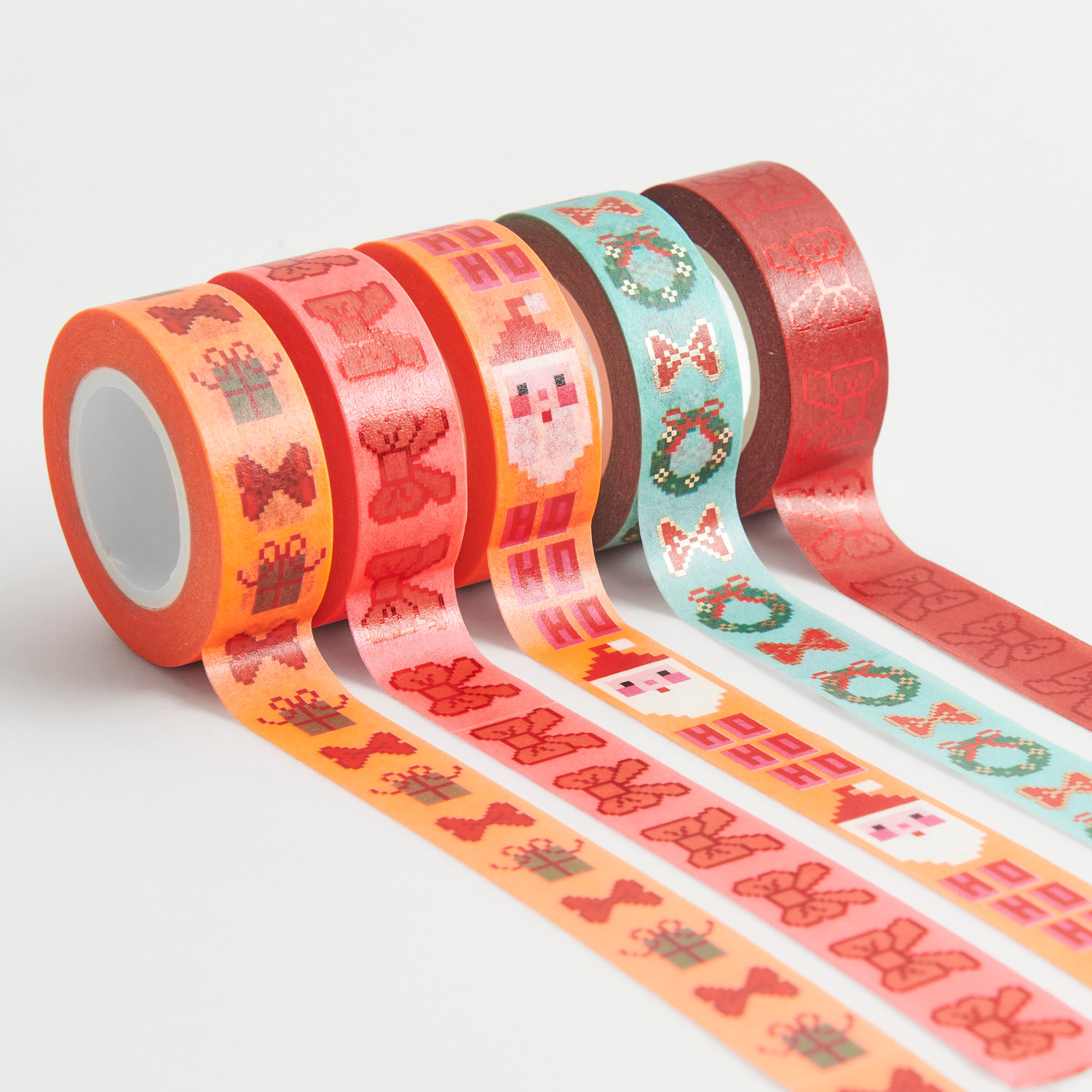 Paper Poetry Tape Set Schleifen Pixel 5 Stück, 1,5cmx10m von Rico Design Paper Poetry Tape Set Schleifen Pixel: Fünf bunte Washi-Tapes von Rico Design mit festlichen Motiven, ideal für kreative Projekte.
