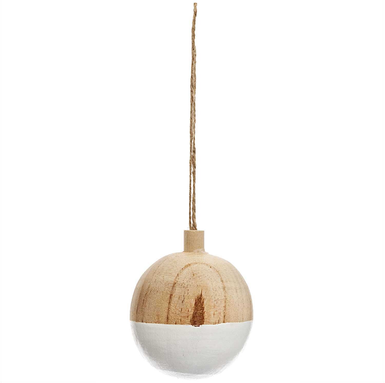Baumschmuck Holzkugel natur-weiß Ø6cm von Rico Design Baumschmuck Holzkugel natur-weiß Ø6cm von Rico Design, hängend an einer Schnur, ideal für Weihnachtsdekoration.